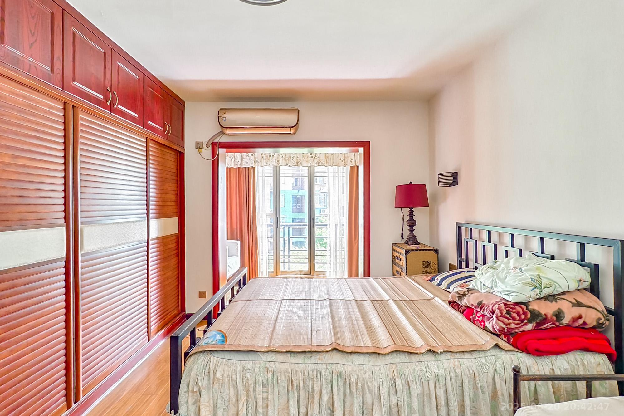 金色山庄  3室2厅2卫    105.0万卧室