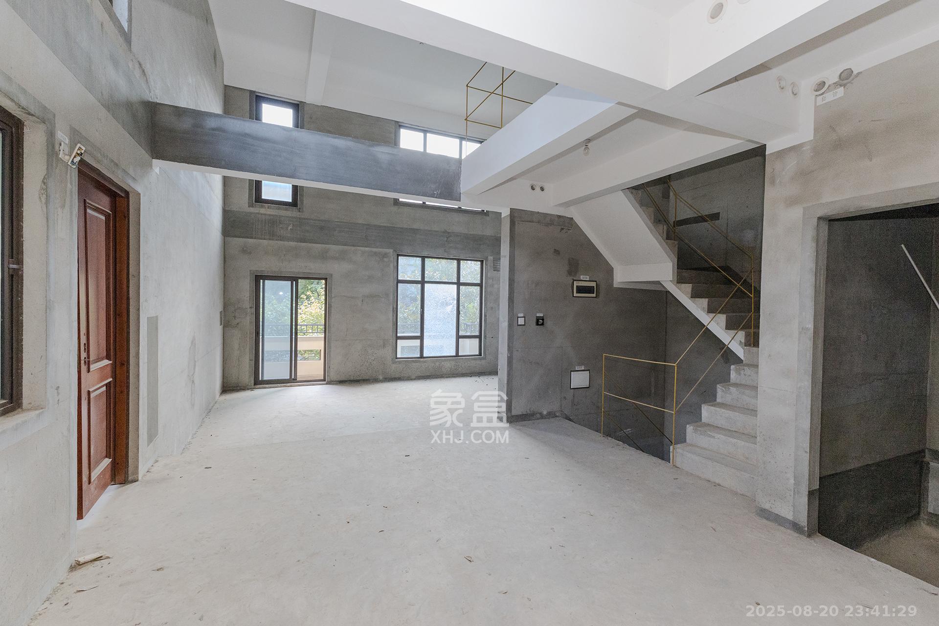 龙湖湘风原著(龙湖湘风星城)  6室2厅4卫    420.0万 龙湖湘风原著(龙湖湘风星城)  6室2厅4卫    420.0万客厅