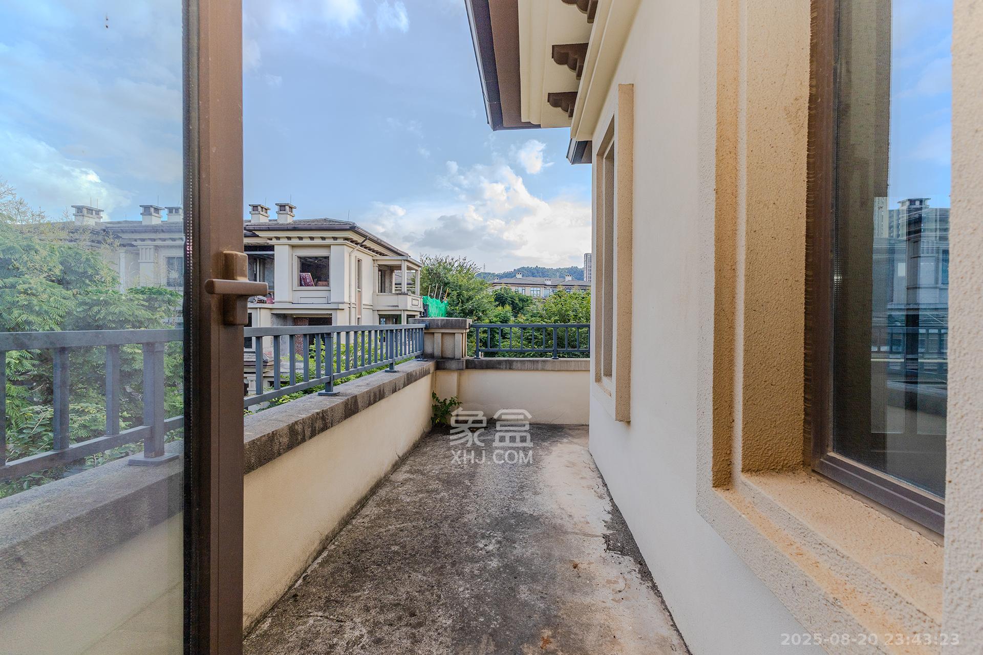 龙湖湘风原著(龙湖湘风星城)  6室2厅4卫    420.0万 龙湖湘风原著(龙湖湘风星城)  6室2厅4卫    420.0万阳台