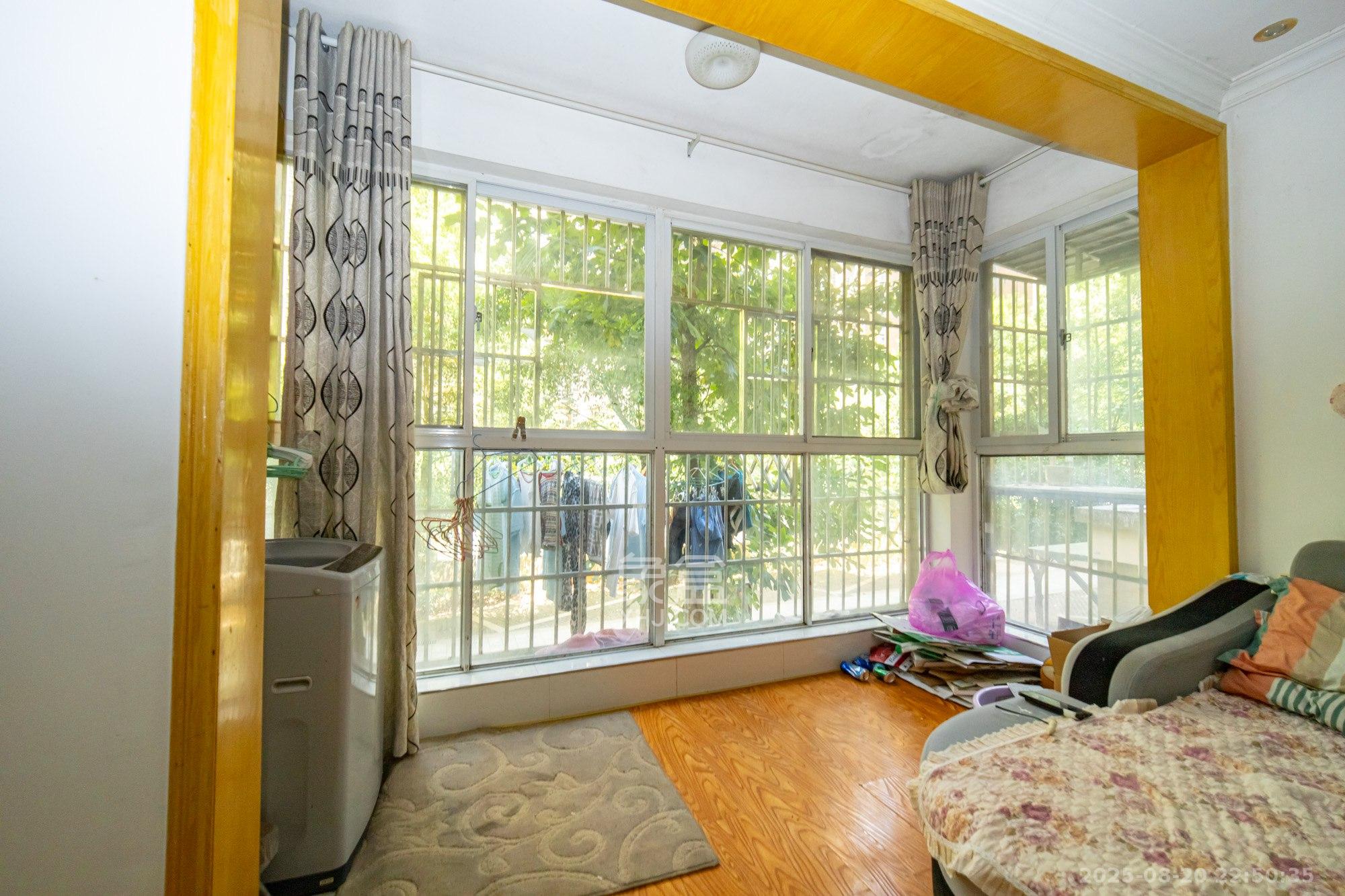 泊林晶城 3室2厅1卫 55.0万 泊林晶城 3室2厅1卫 55.0万阳台