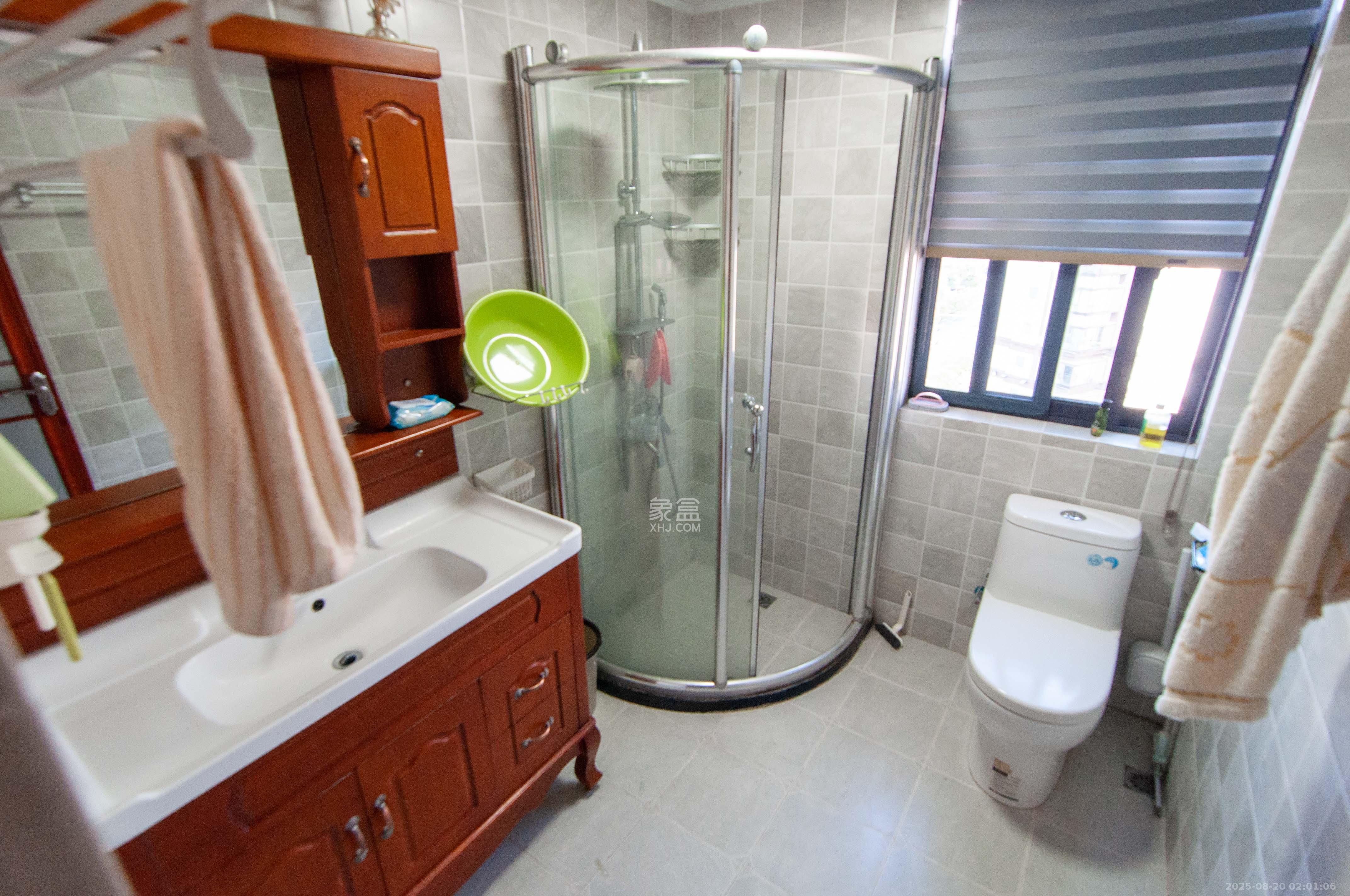 中央美郡  4室2厅2卫    170.0万卫生间