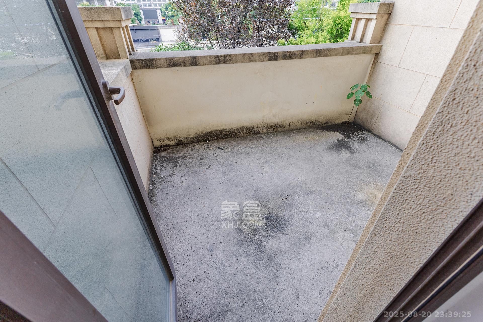 龙湖湘风原著（龙湖湘风星城）  6室2厅4卫    380.0万阳台