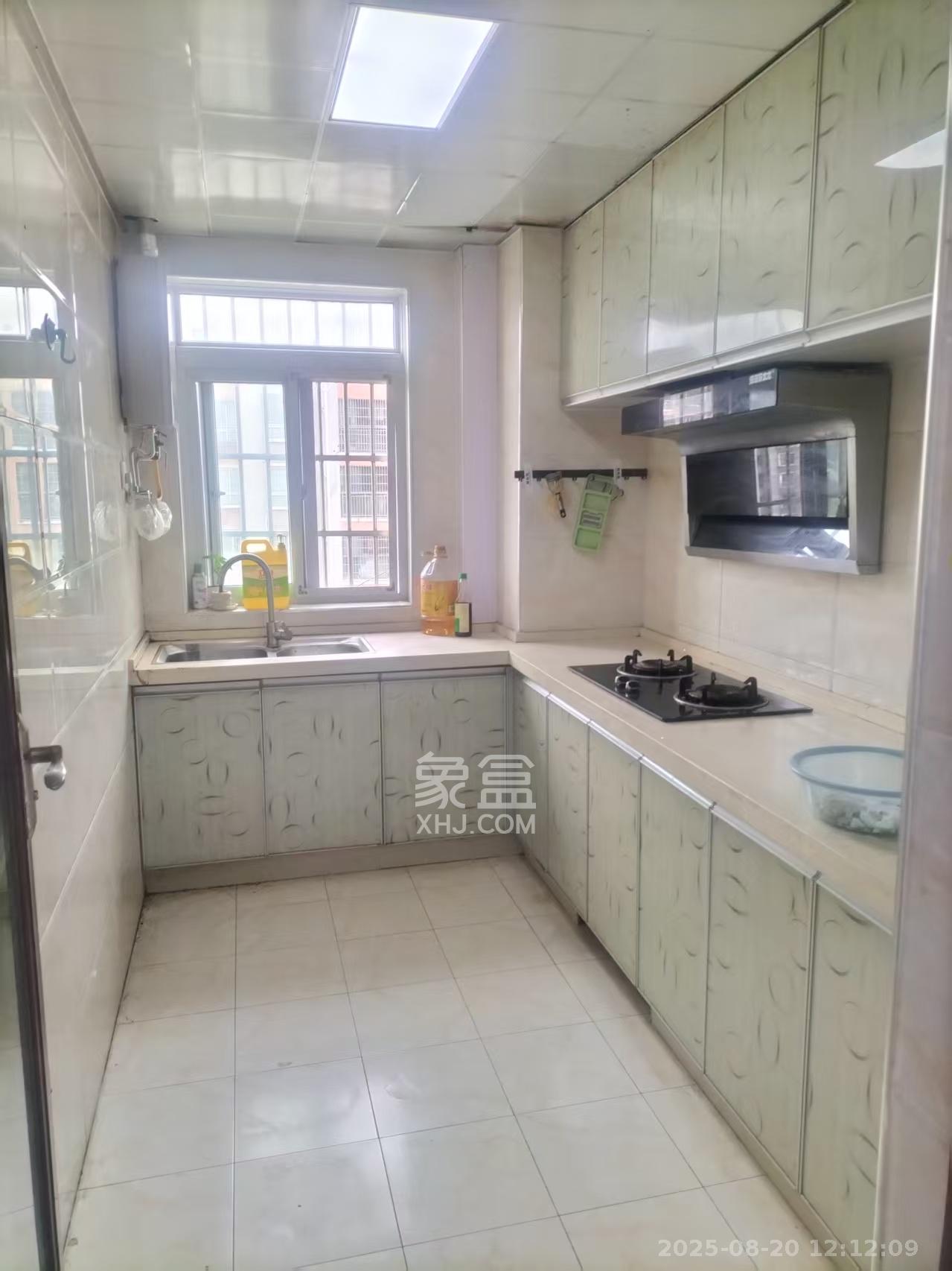 骑龙安置小区  3室2厅2卫   2300.00元/月室内图