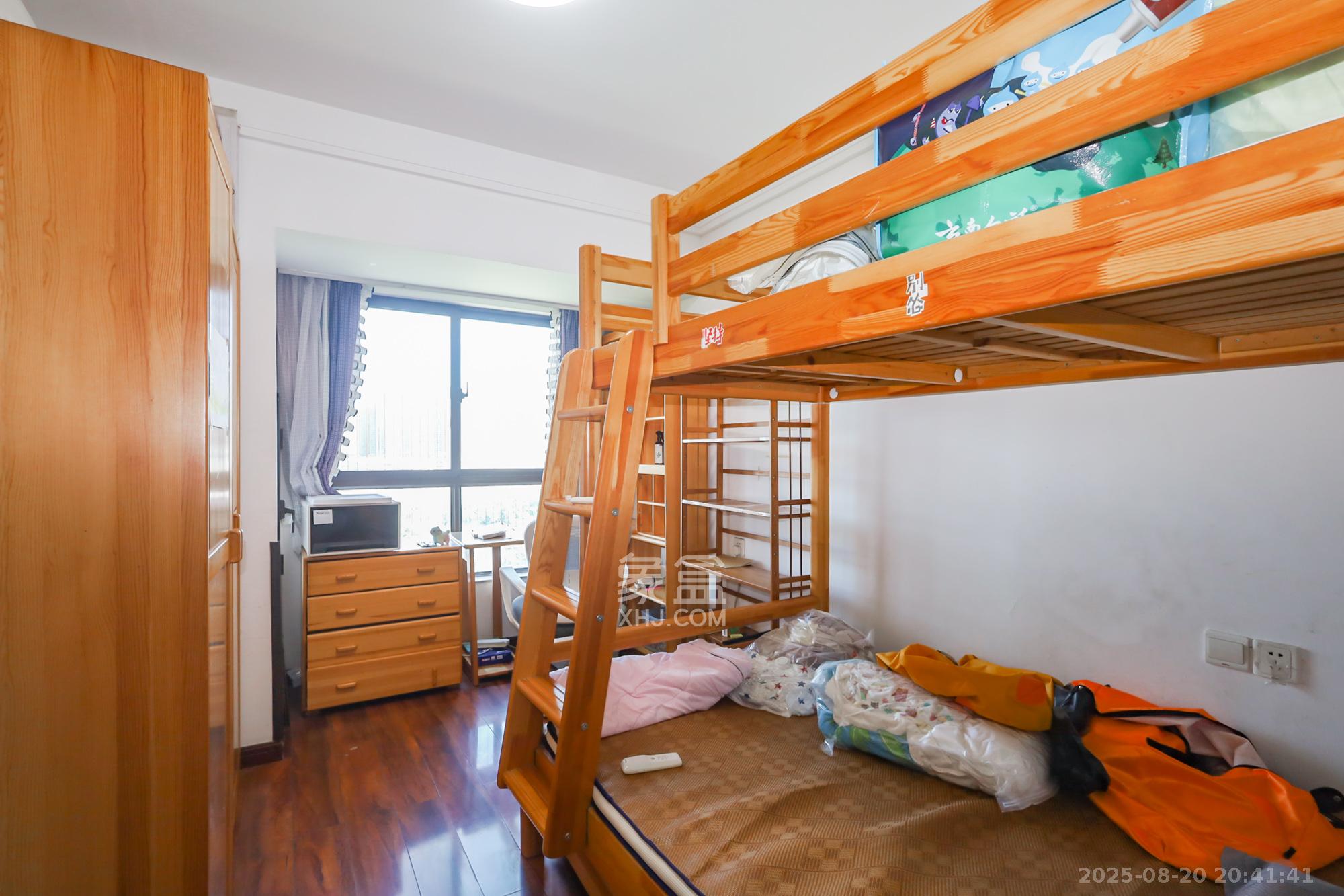 绿地中央广场 3室2厅2卫 158.0万 绿地中央广场 3室2厅2卫 158.0万卧室