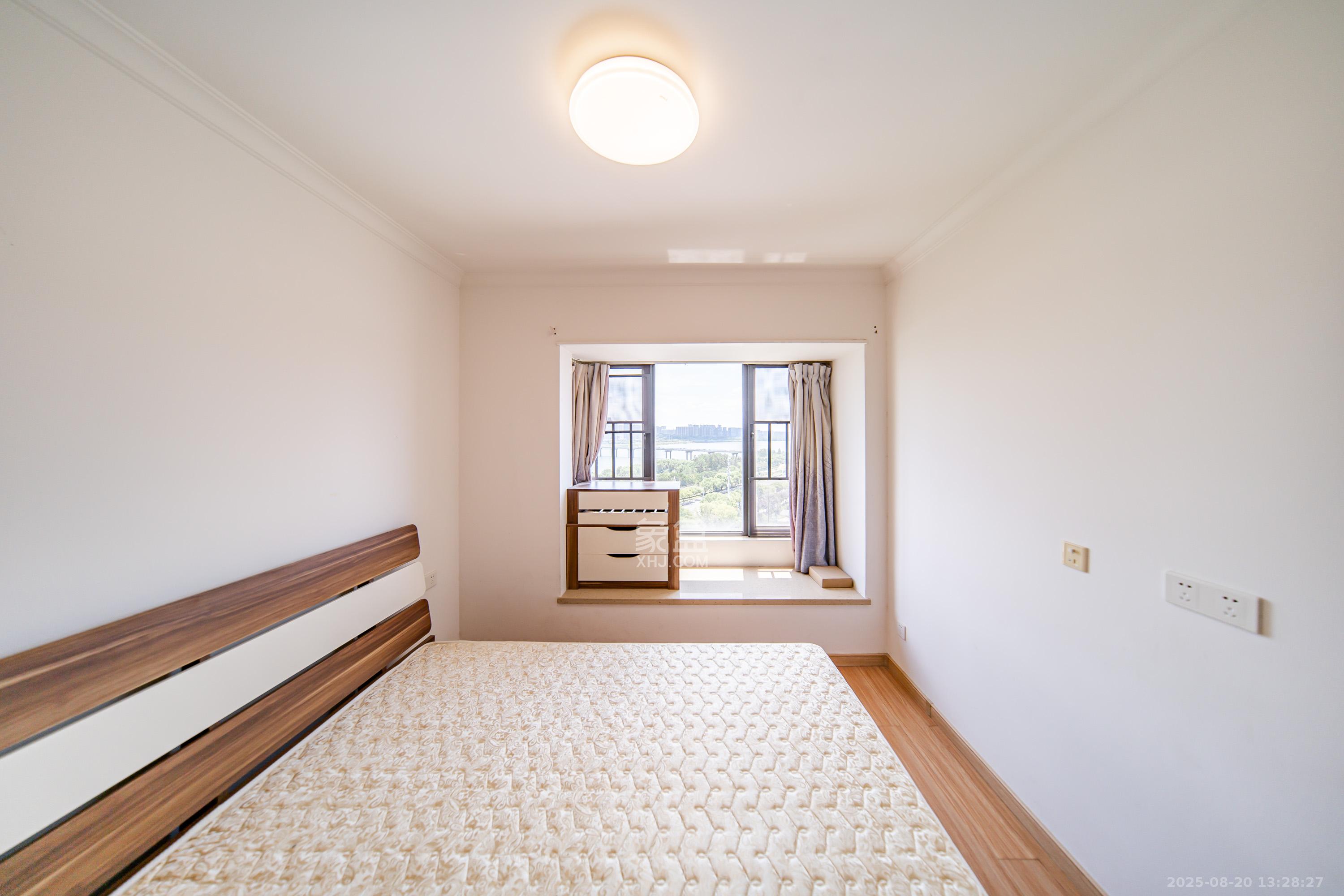 万科金域缇香 3室2厅2卫 140.0万 万科金域缇香 3室2厅2卫 140.0万卧室