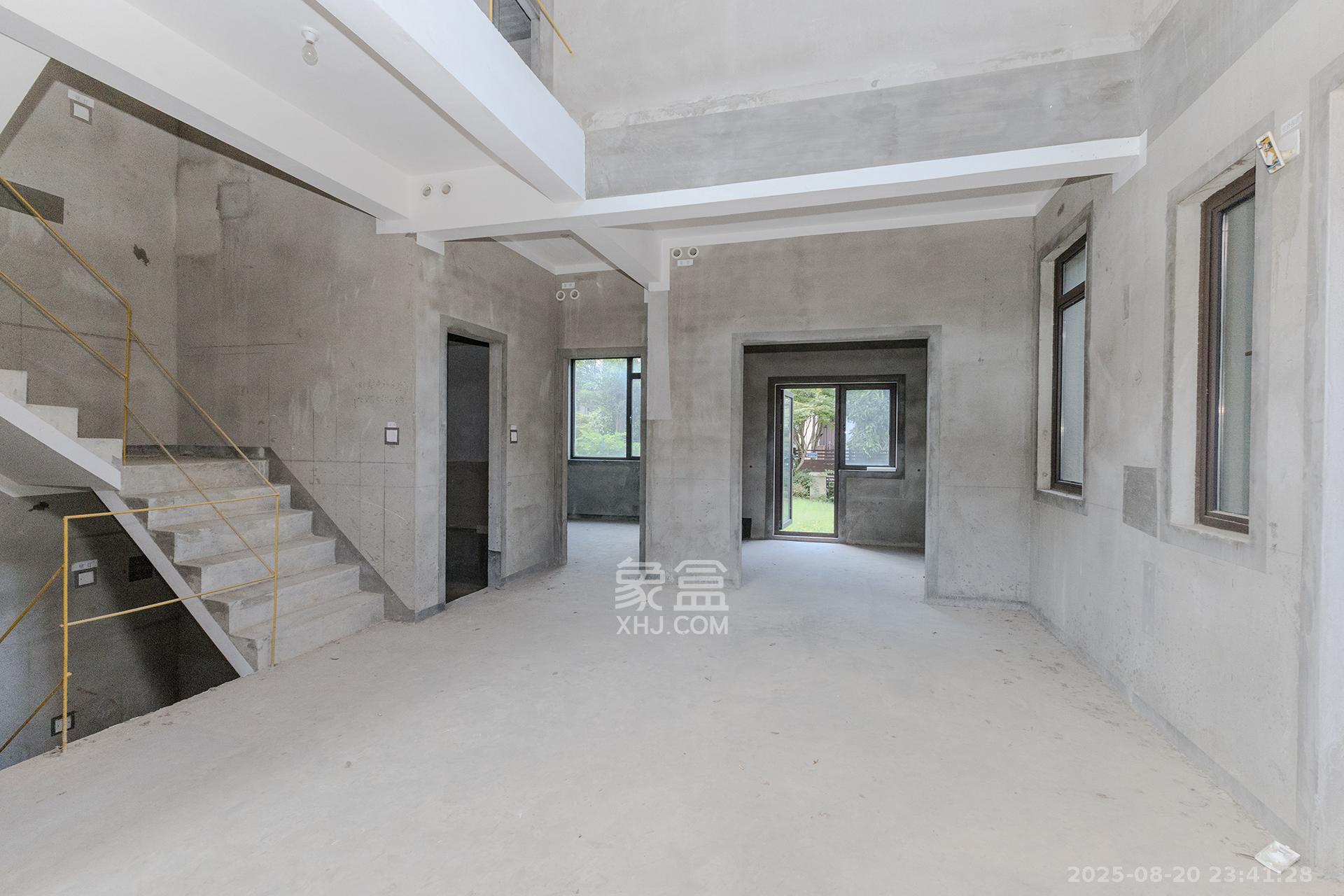 龙湖湘风原著(龙湖湘风星城)  6室2厅4卫    420.0万 龙湖湘风原著(龙湖湘风星城)  6室2厅4卫    420.0万客厅