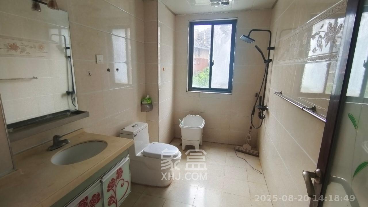 莲湖汽配城 5室2厅1卫 2700.0元/月 莲湖汽配城 5室2厅1卫 2700.0元/月室内图