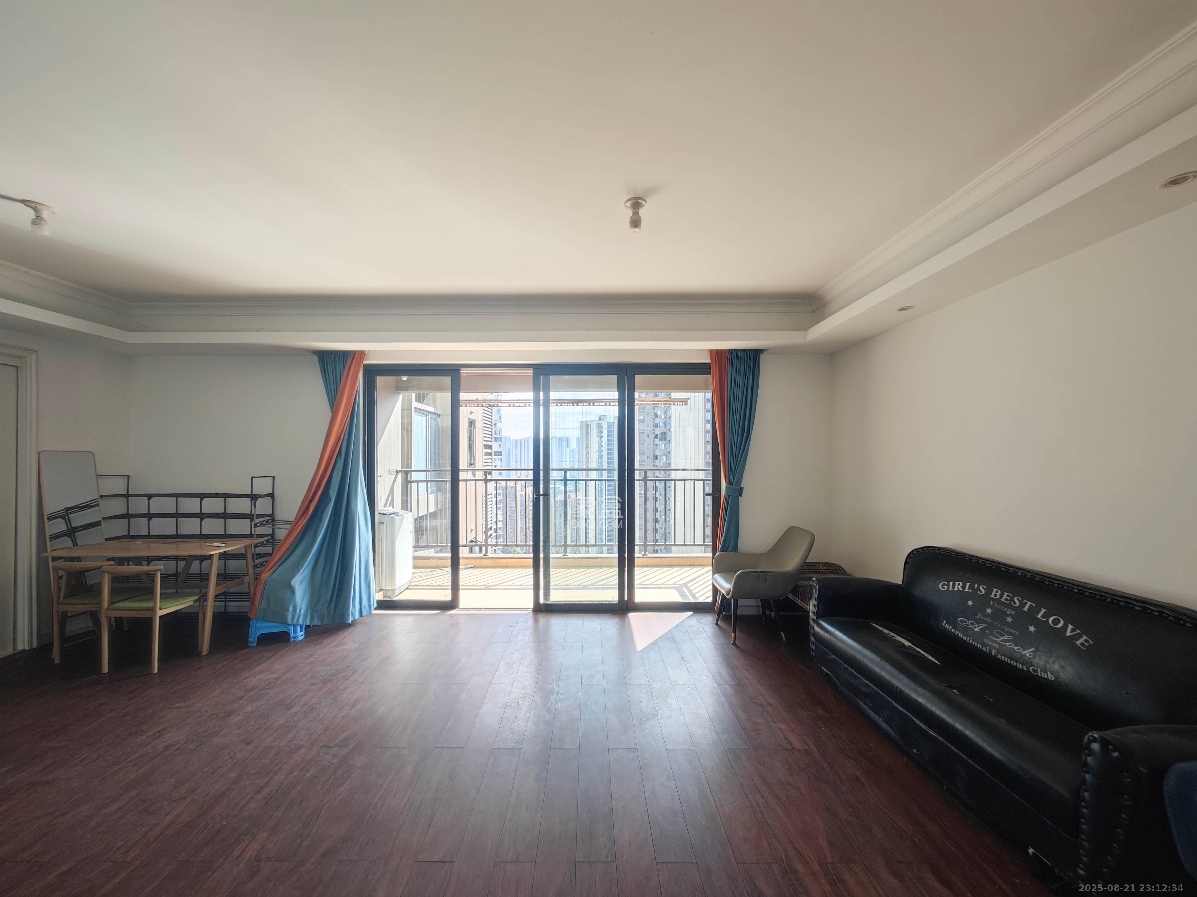 万科魅力之城锋镜里  4室2厅2卫    115.8万 万科魅力之城锋镜里  4室2厅2卫    115.8万客厅