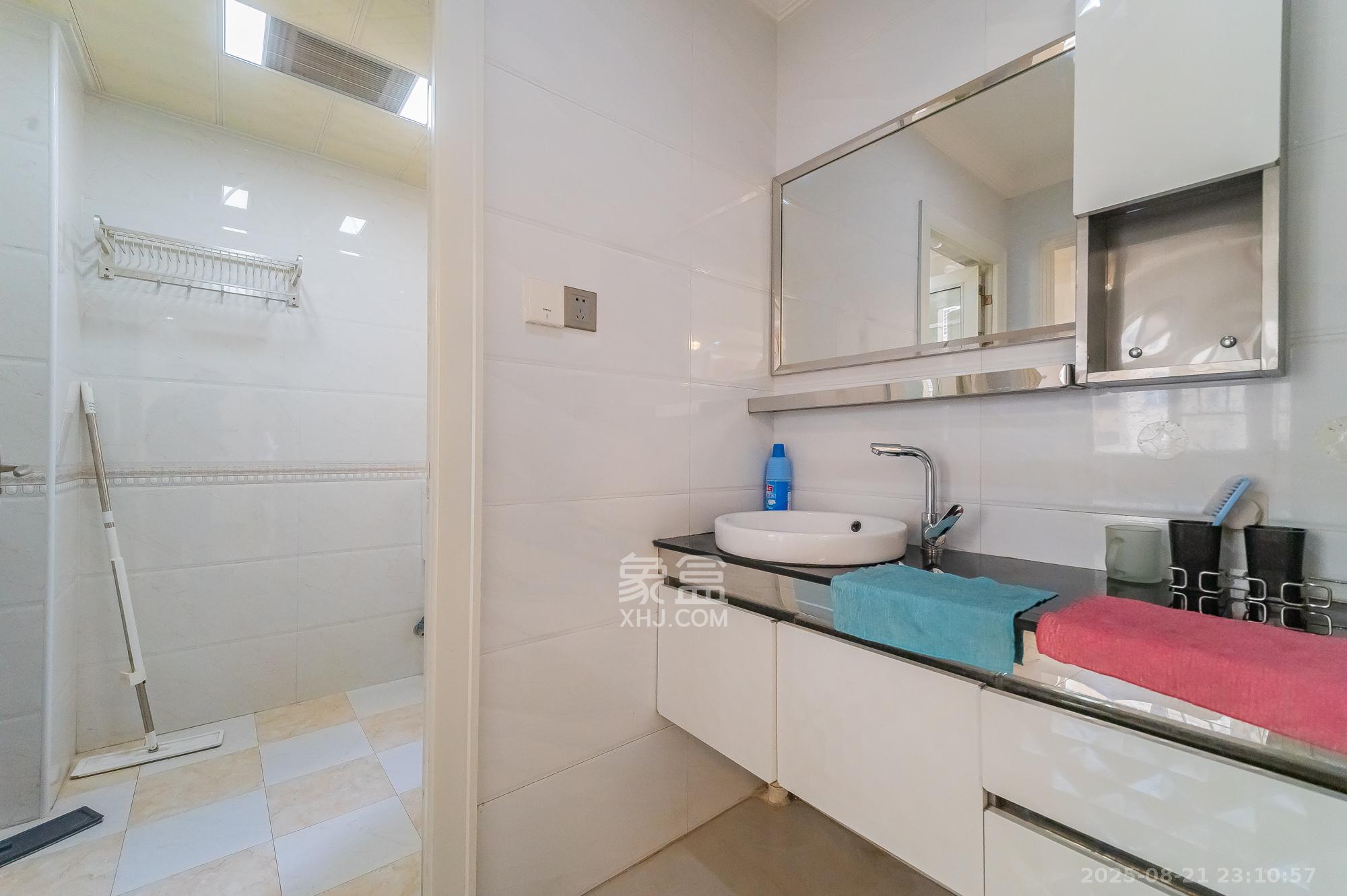 MOMA当代广场  3室2厅1卫    61.8万 MOMA当代广场  3室2厅1卫    61.8万卫生间