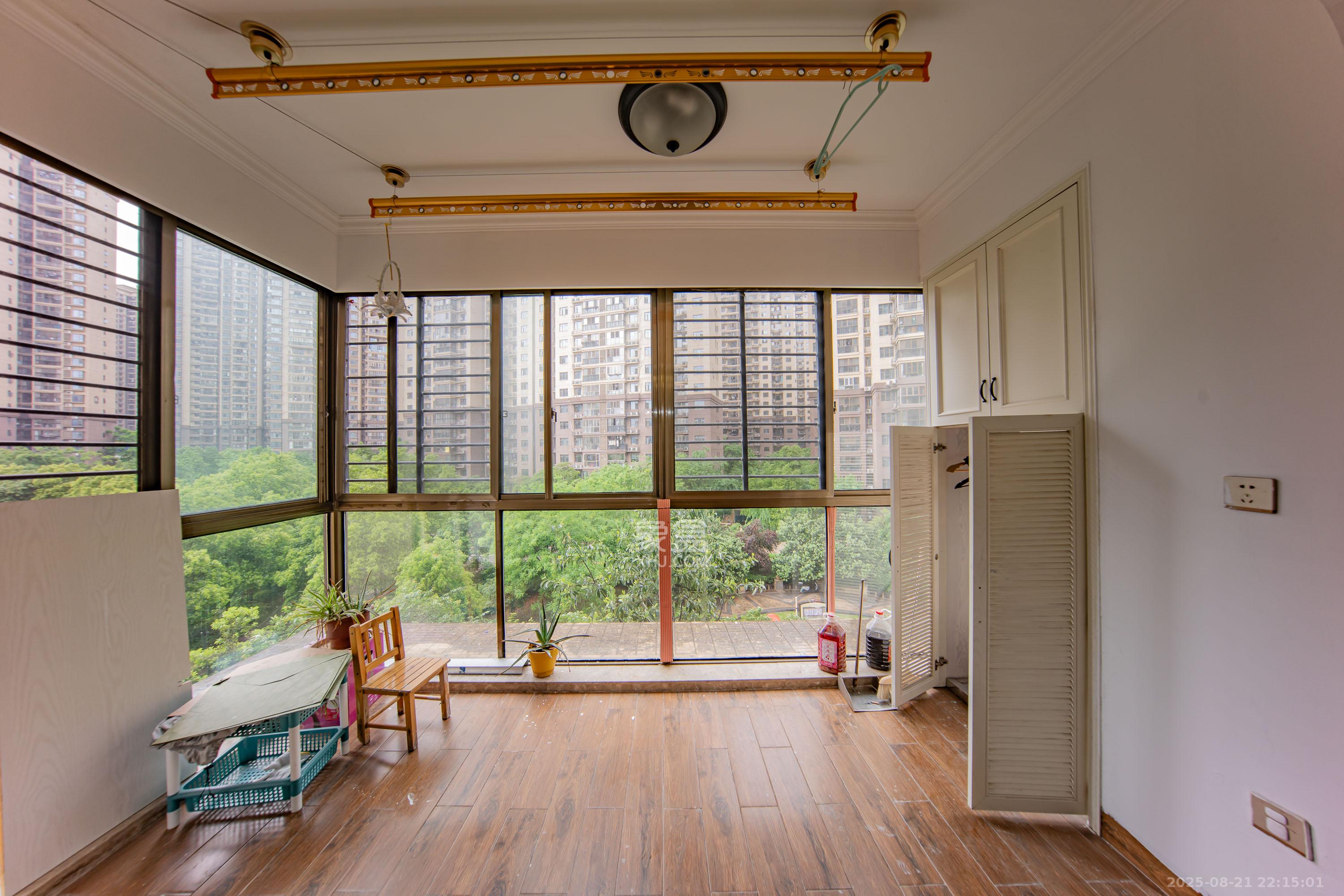 江山帝景哈佛 4室2厅2卫 140.0万 江山帝景哈佛 4室2厅2卫 140.0万阳台