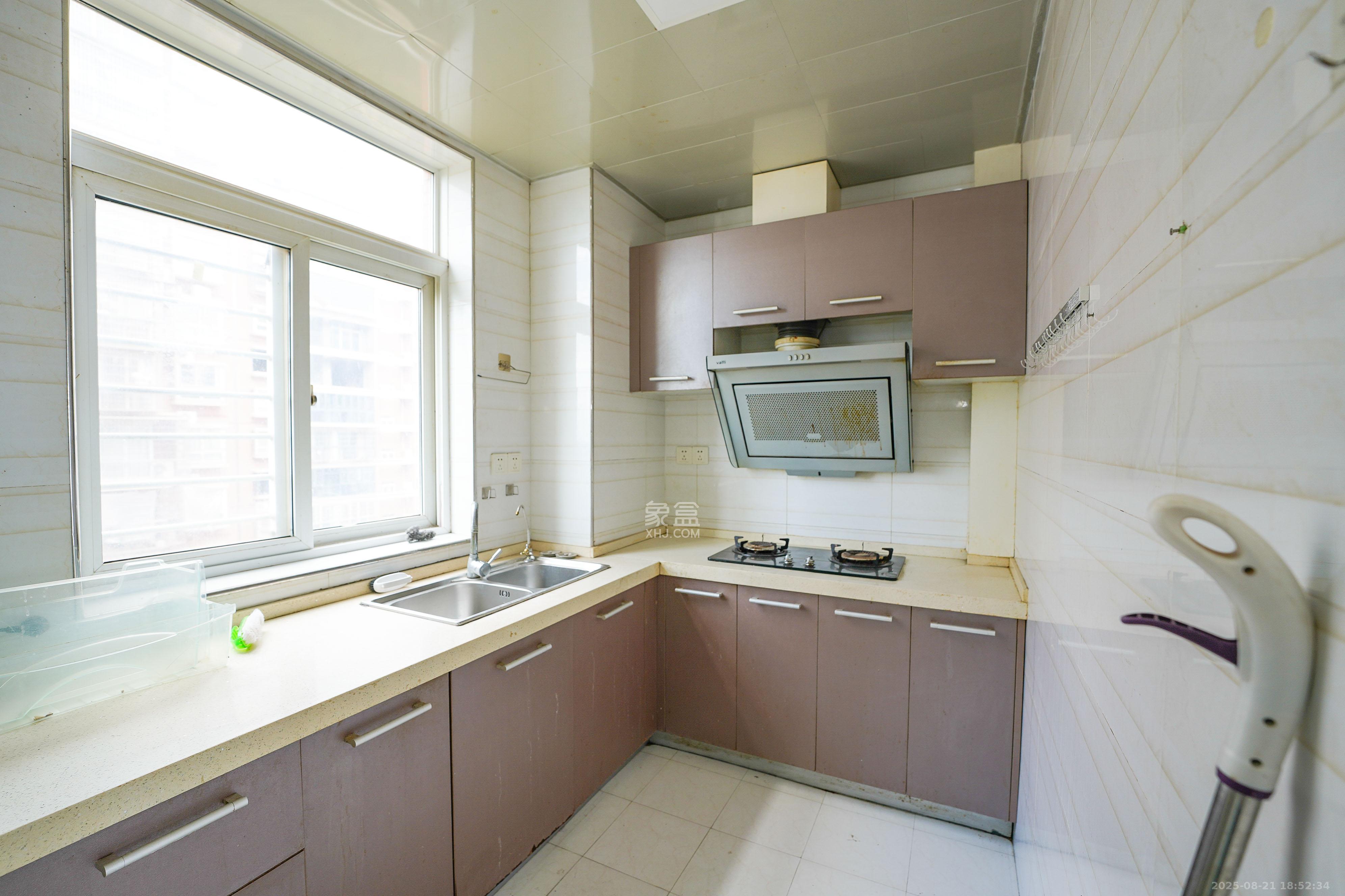 凯富漫城  3室2厅2卫    52.0万 凯富漫城  3室2厅2卫    52.0万厨房