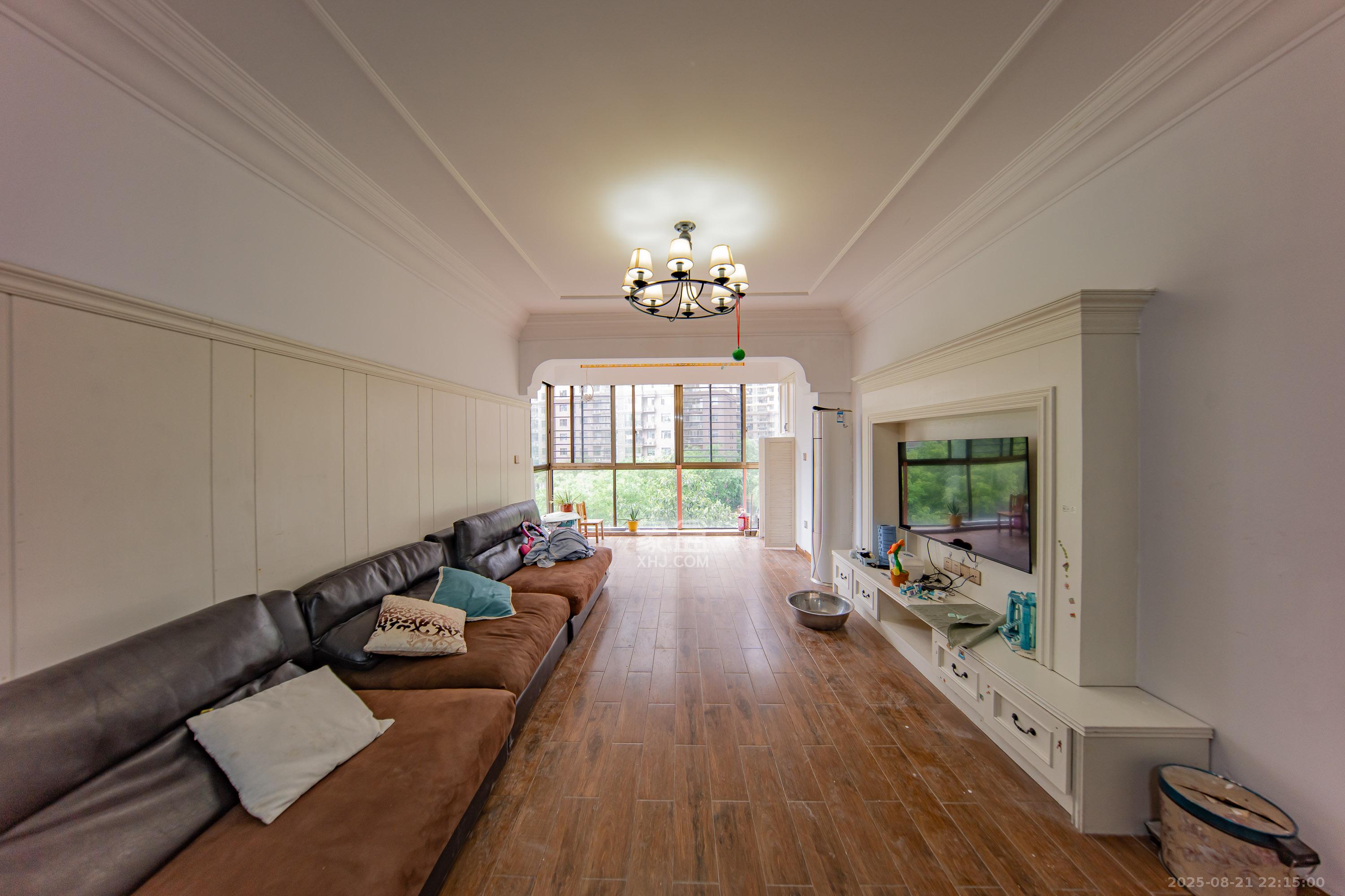 江山帝景哈佛 4室2厅2卫 140.0万 江山帝景哈佛 4室2厅2卫 140.0万客厅