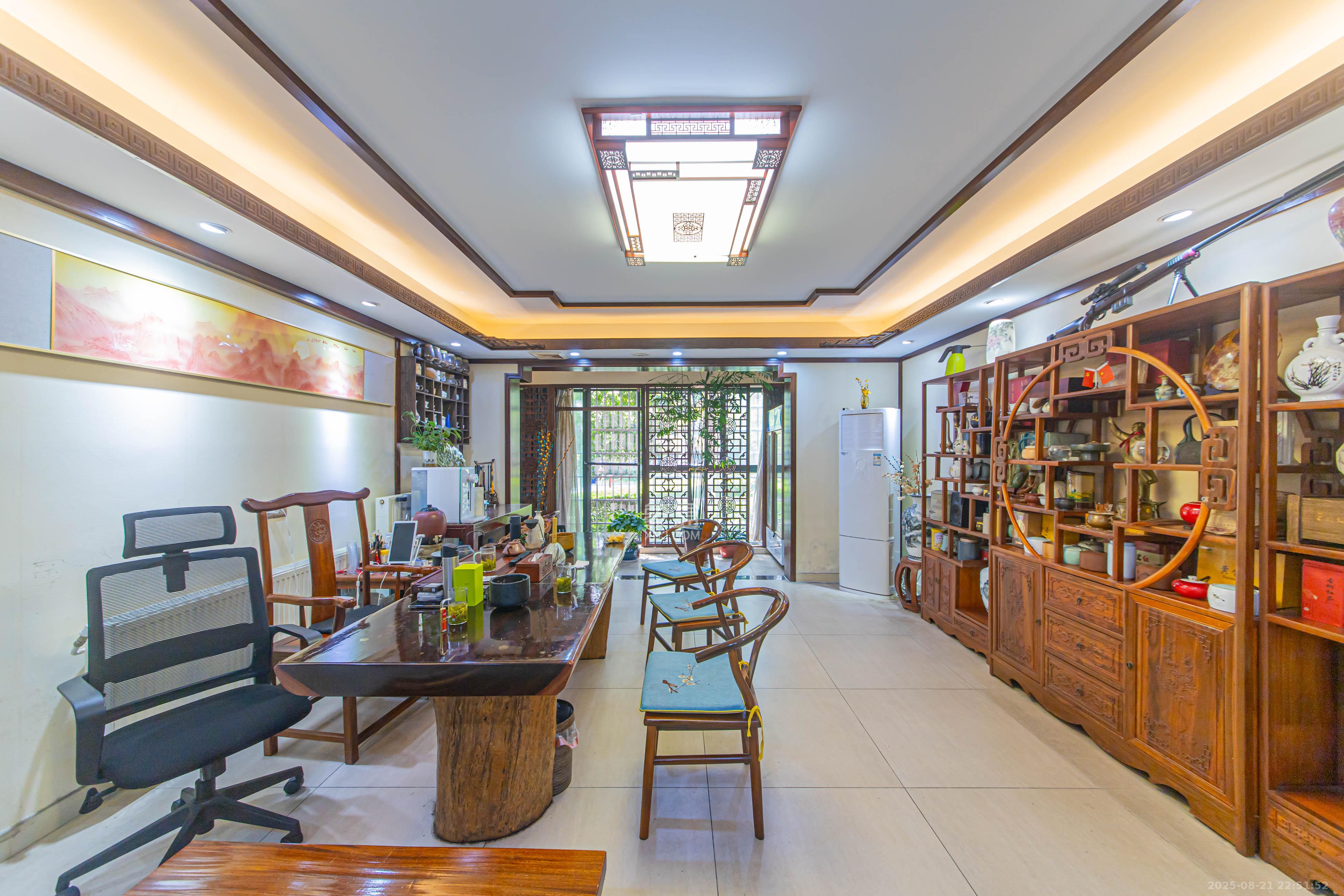 保利花园  4室2厅2卫    140.0万客厅