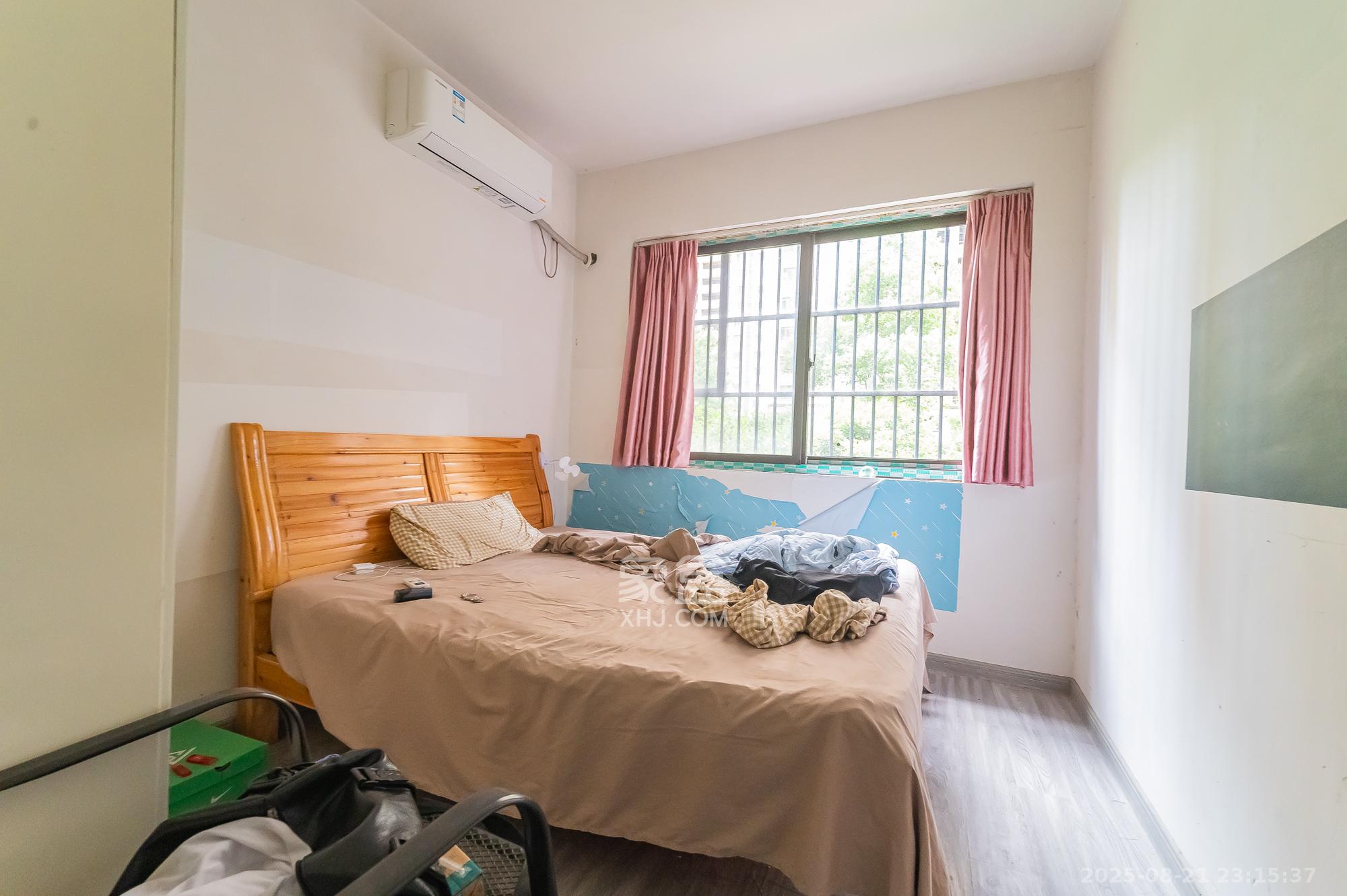 华润置地广场二期  3室2厅2卫    71.8万 华润置地广场二期  3室2厅2卫    71.8万卧室