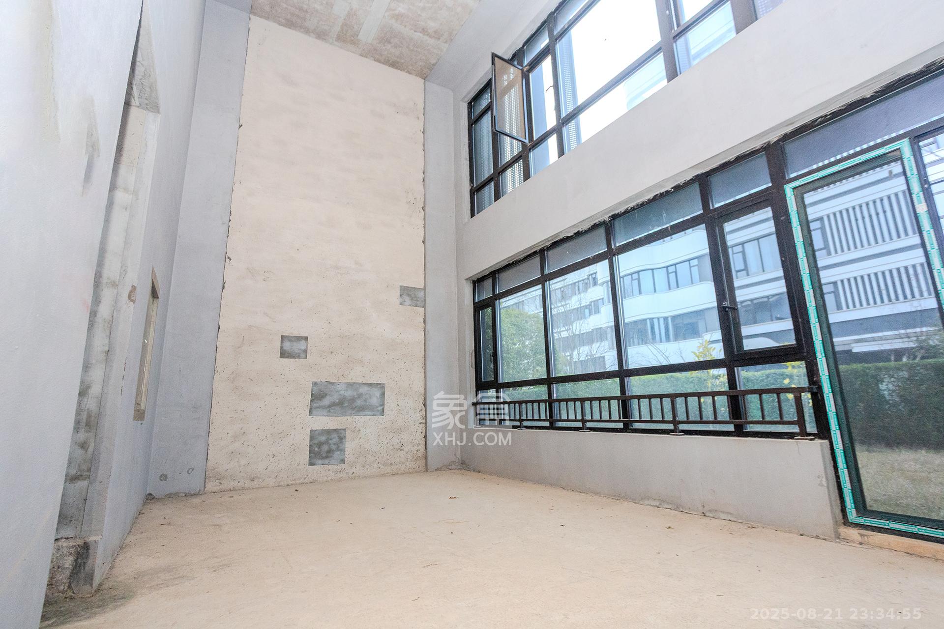 长房润和湘江玥 6室2厅2卫 600.0万 长房润和湘江玥 6室2厅2卫 600.0万客厅