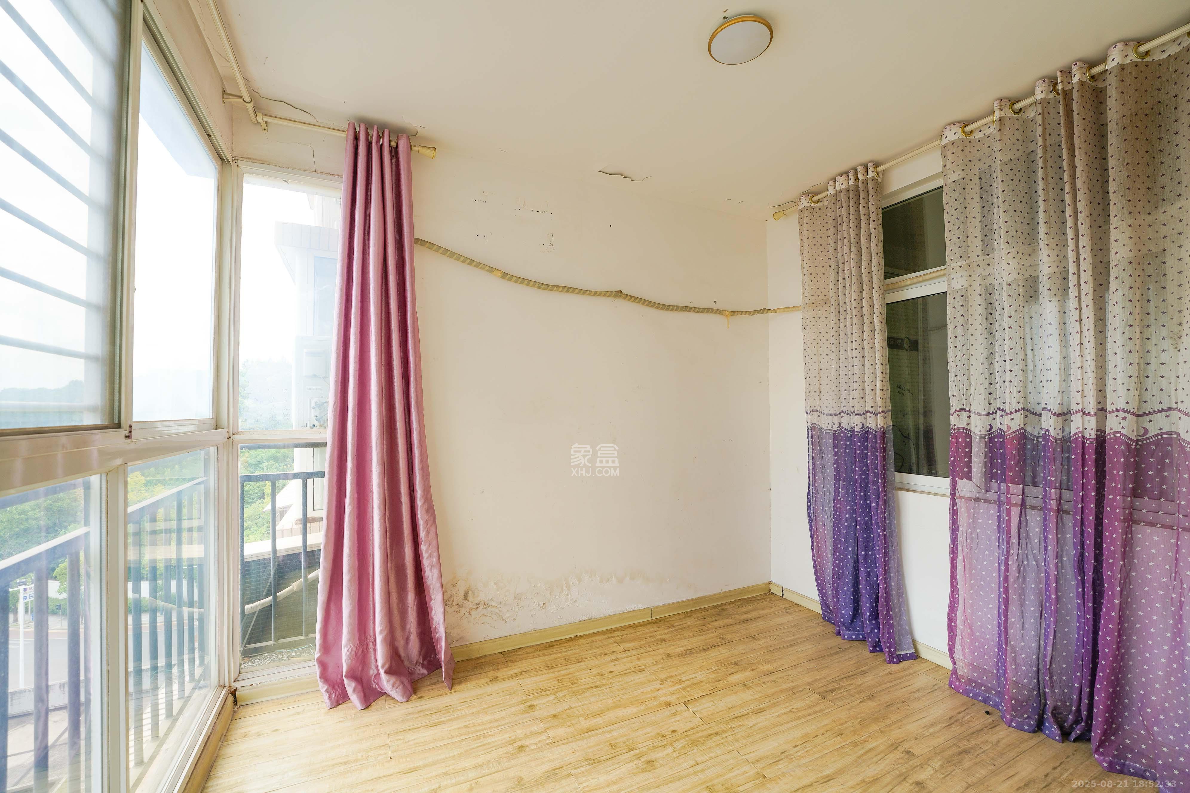 凯富漫城  3室2厅2卫    52.0万 凯富漫城  3室2厅2卫    52.0万阳台