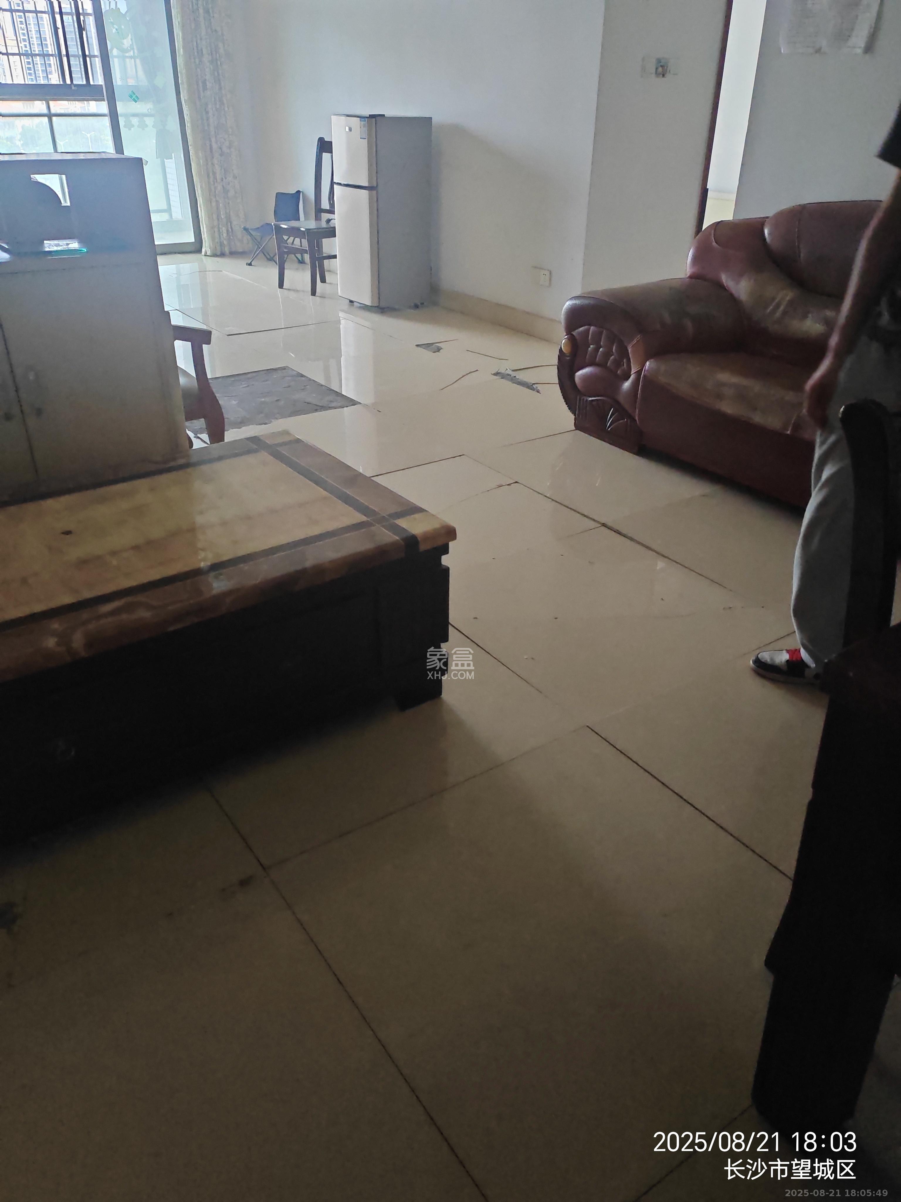 双盈卧龙湾  4室2厅2卫    2000.0元/月 双盈卧龙湾  4室2厅2卫    2000.0元/月