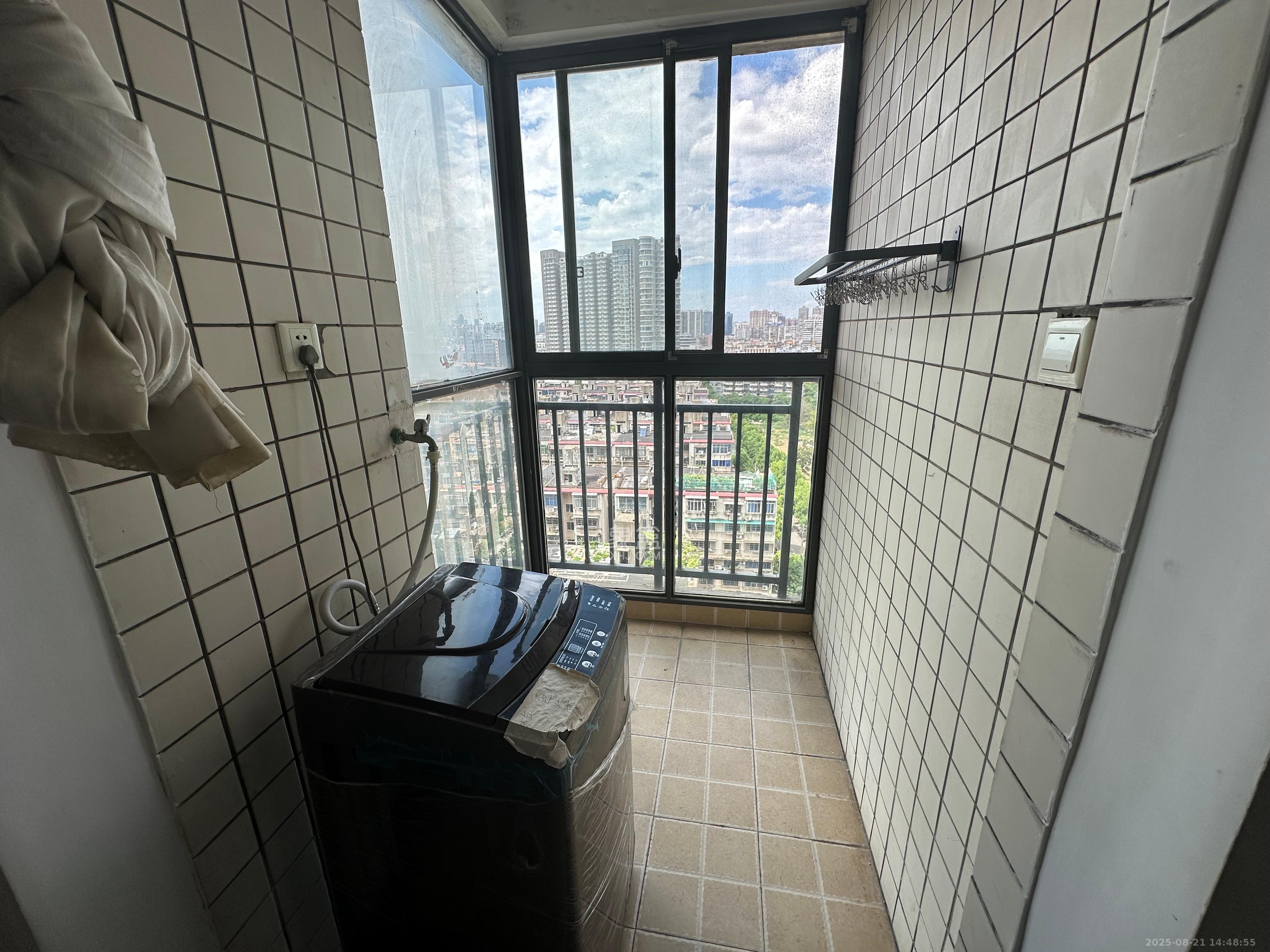 运通尊苑  3室2厅1卫    2400.0元/月 运通尊苑  3室2厅1卫    2400.0元/月室内图