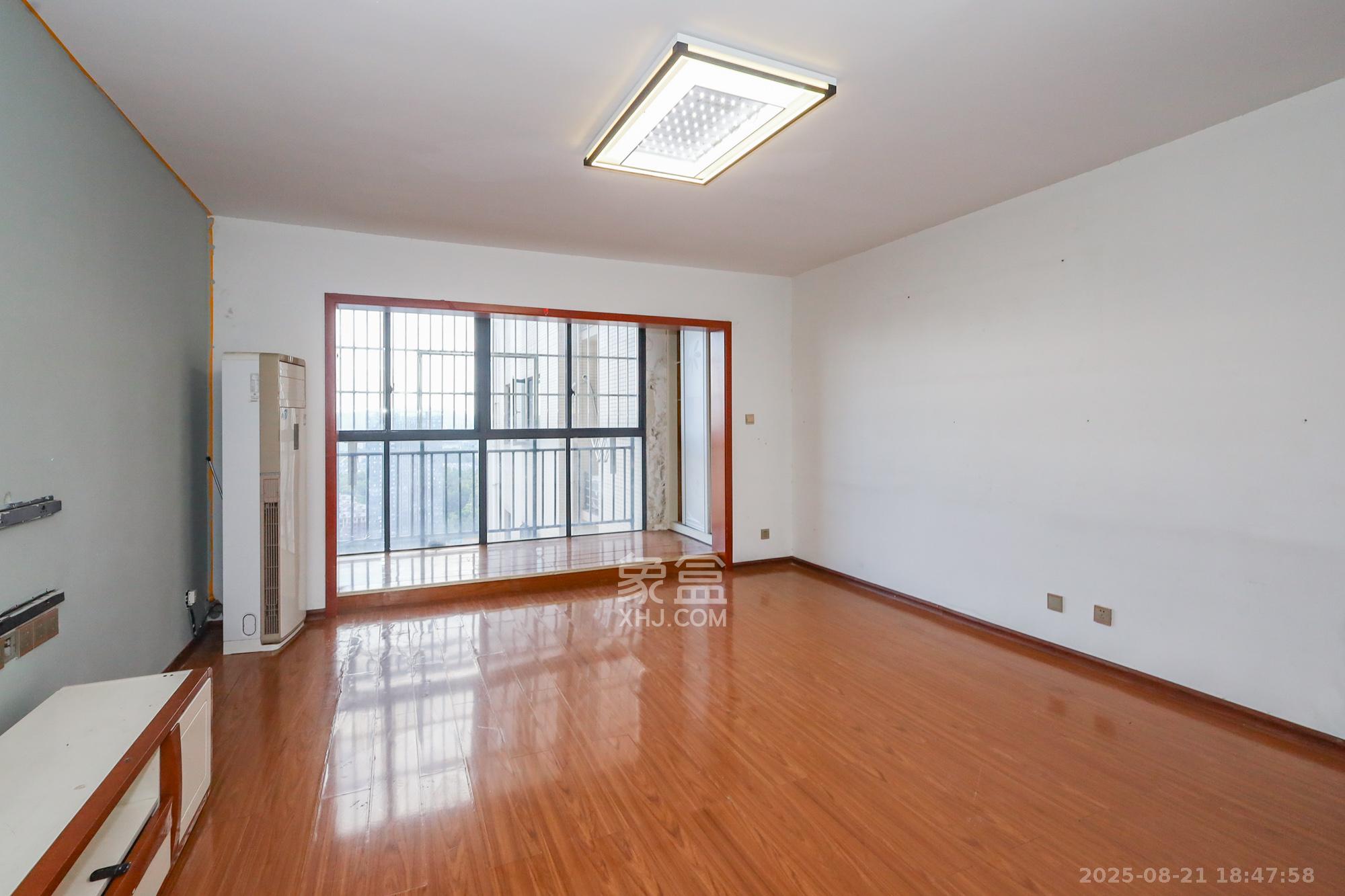 钰龙天下一期  4室2厅2卫    300.0万 钰龙天下一期  4室2厅2卫    300.0万客厅