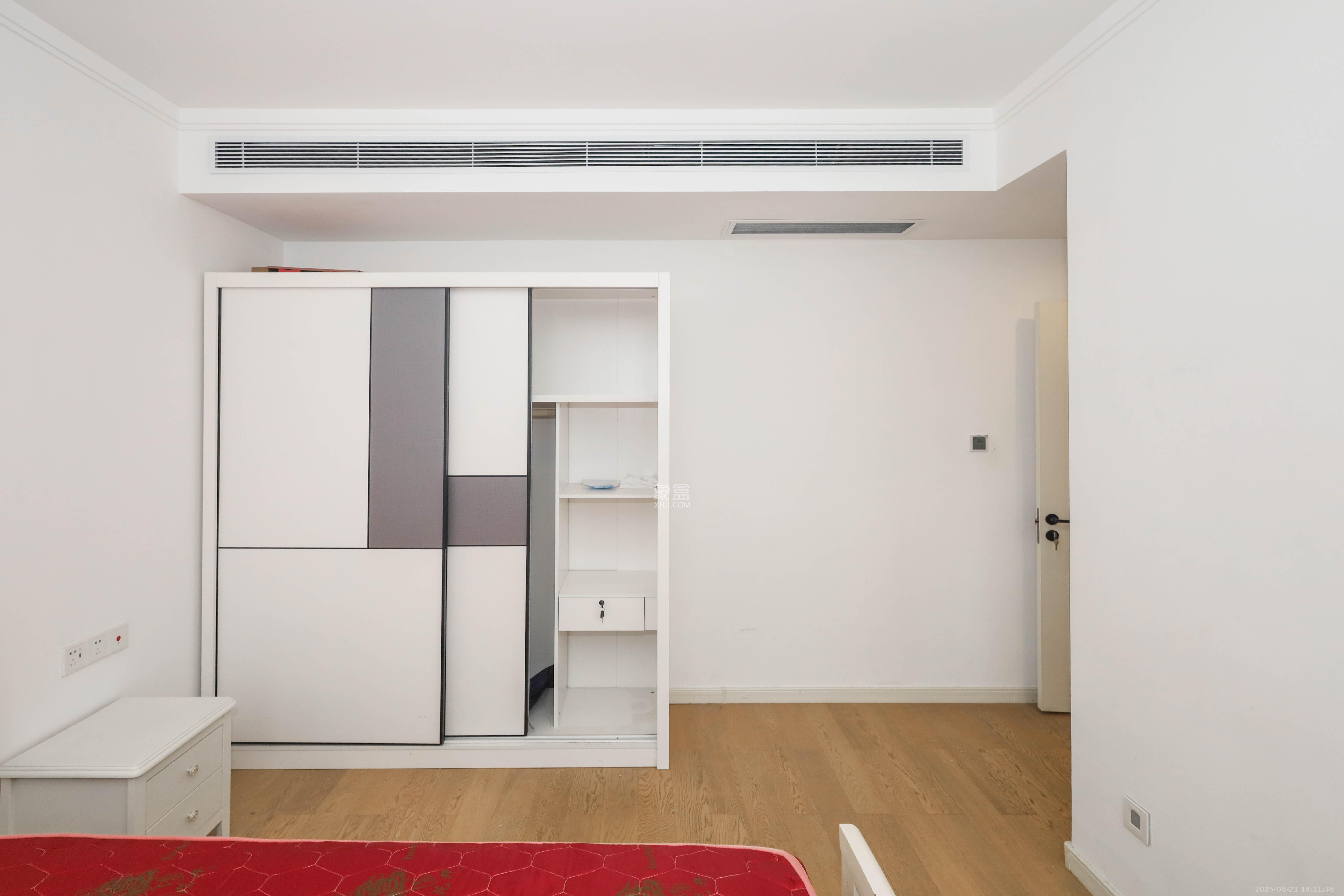 万科金色梦想C区  3室2厅1卫    107.0万卧室