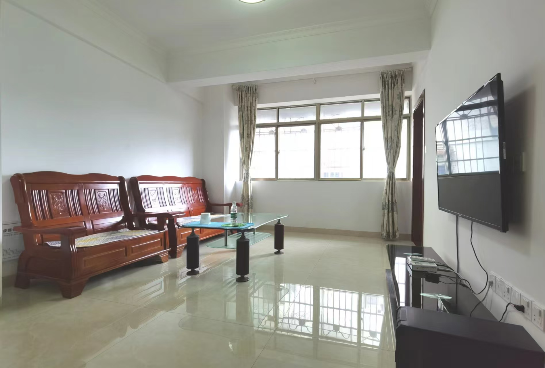 康业花园 3室2厅1卫 2600.0元/月 康业花园 3室2厅1卫 2600.0元/月室内图