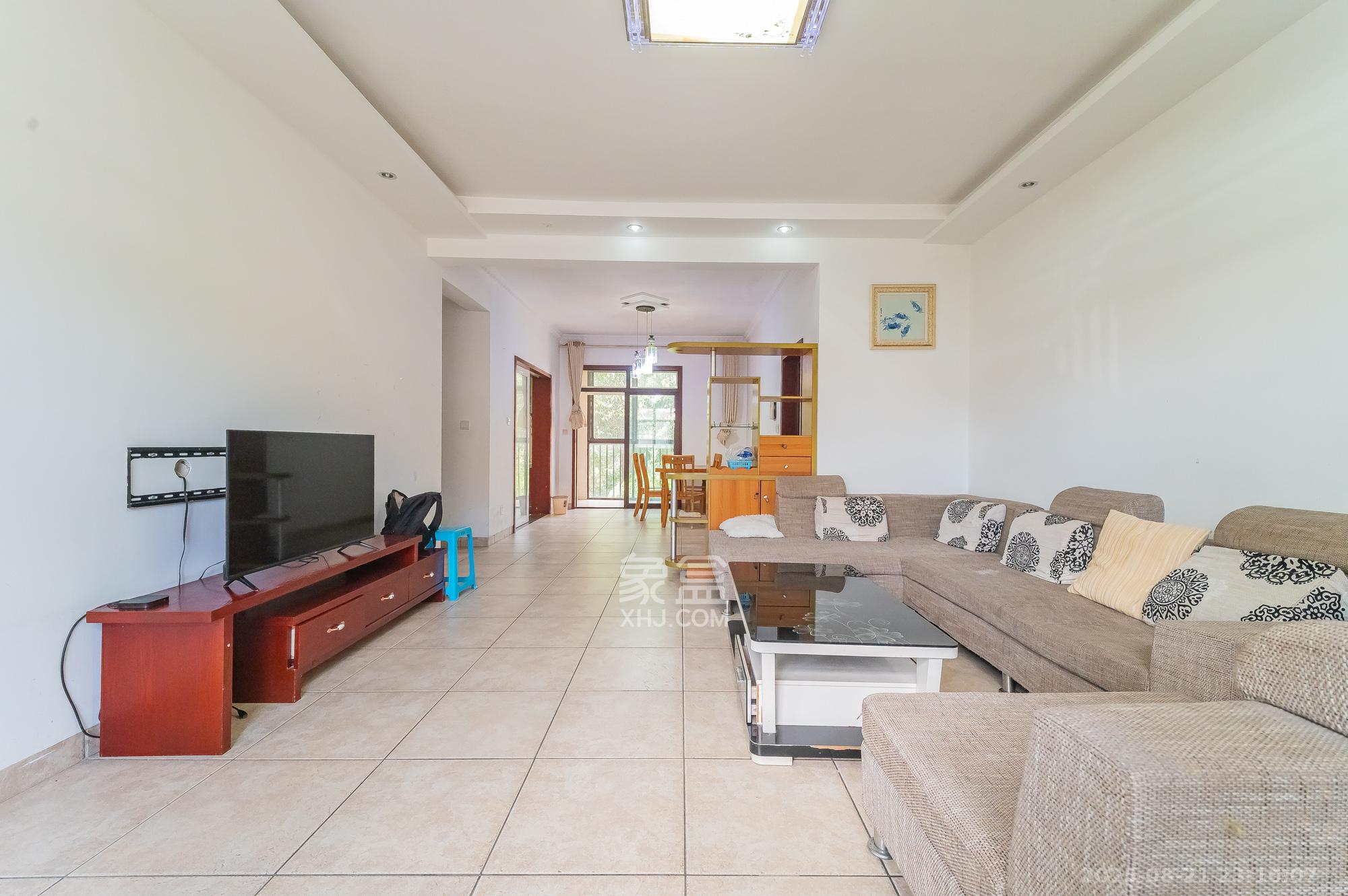 鹏基诺亚山林  3室2厅2卫    94.8万 鹏基诺亚山林  3室2厅2卫    94.8万客厅