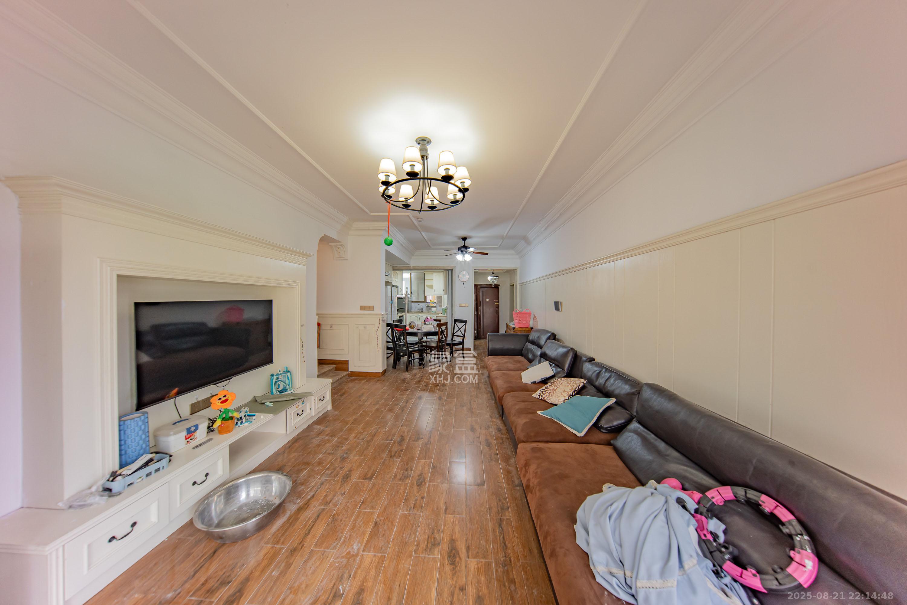 江山帝景哈佛 4室2厅2卫 140.0万 江山帝景哈佛 4室2厅2卫 140.0万客厅