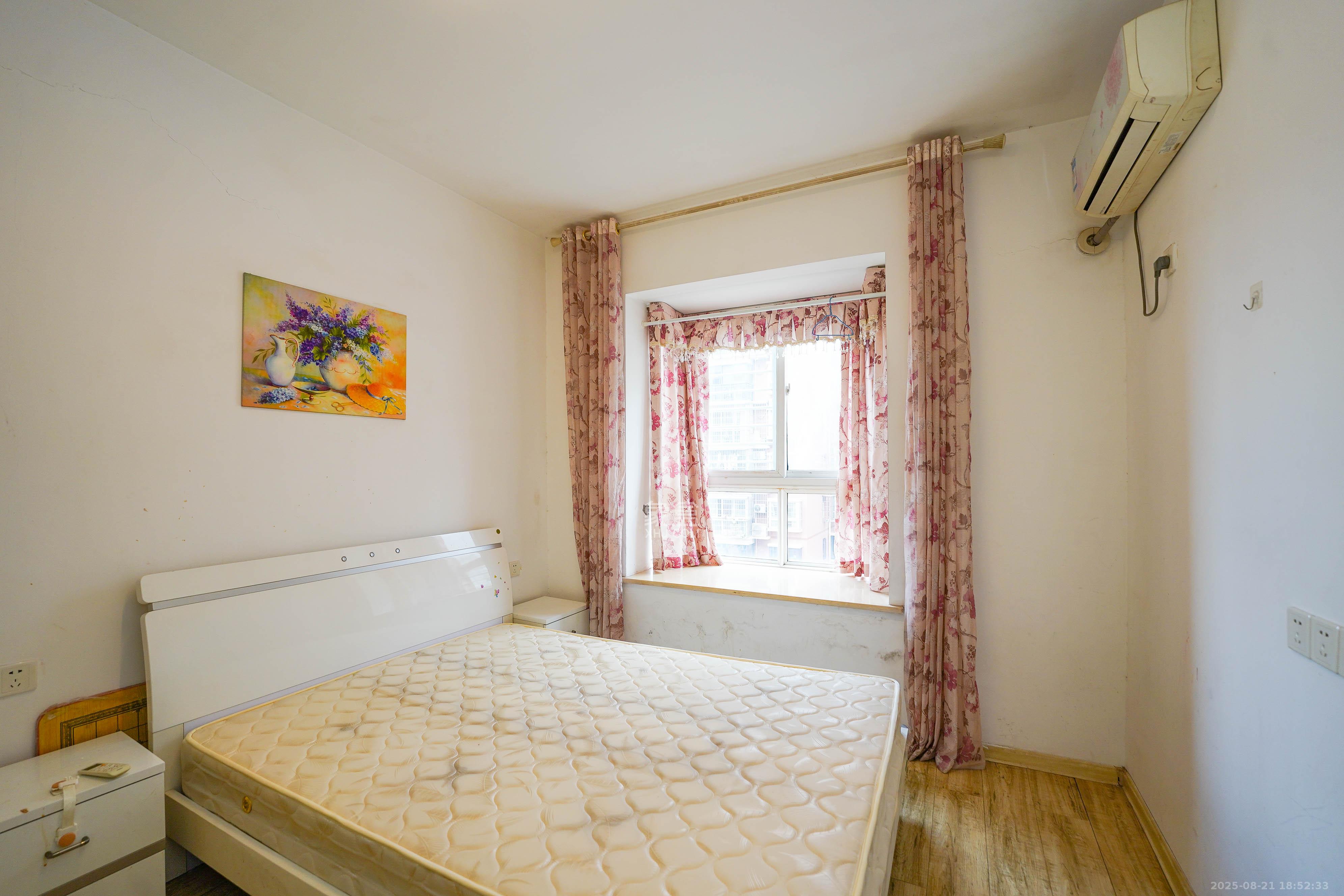 凯富漫城  3室2厅2卫    52.0万 凯富漫城  3室2厅2卫    52.0万卧室