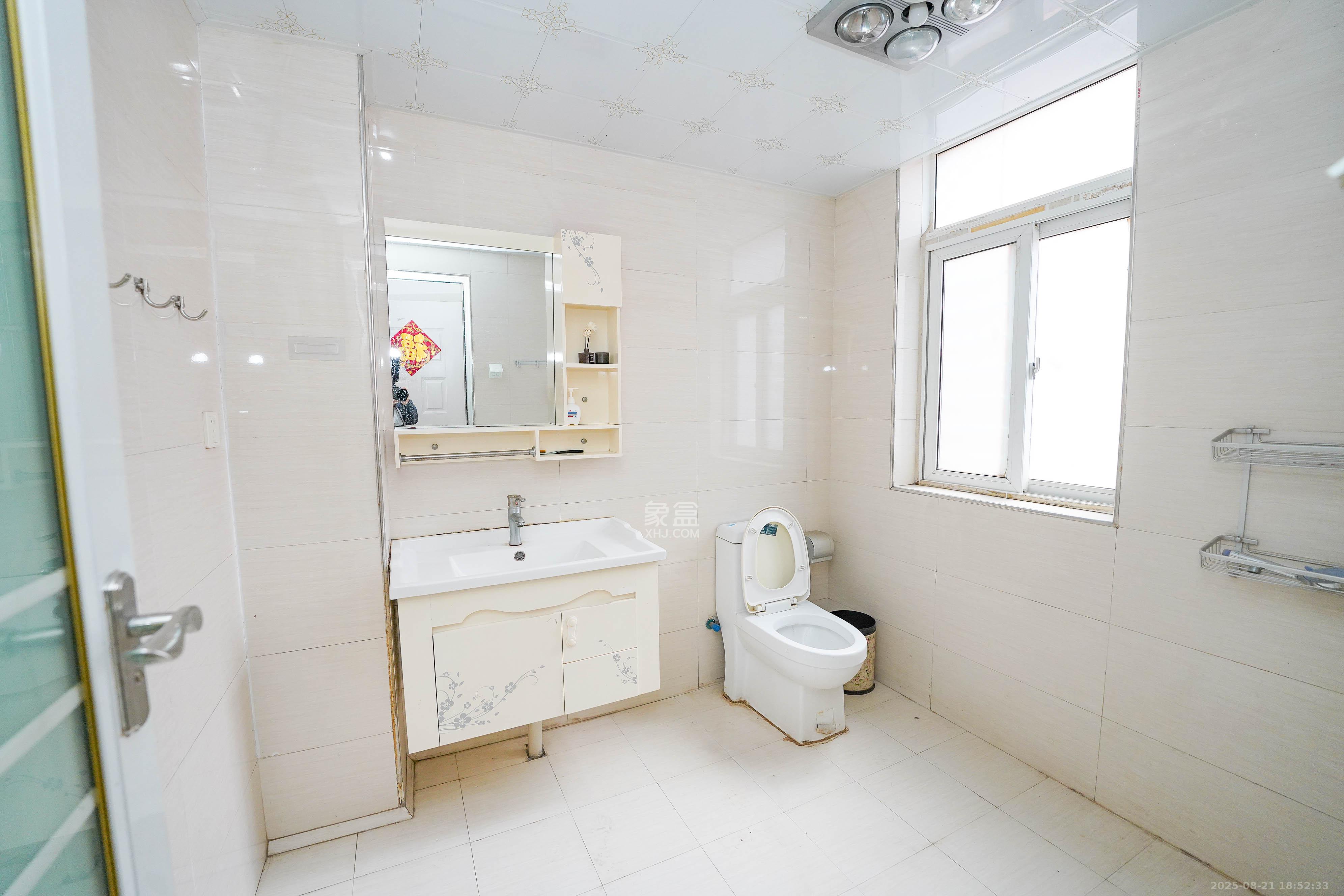 凯富漫城  3室2厅2卫    52.0万 凯富漫城  3室2厅2卫    52.0万卫生间