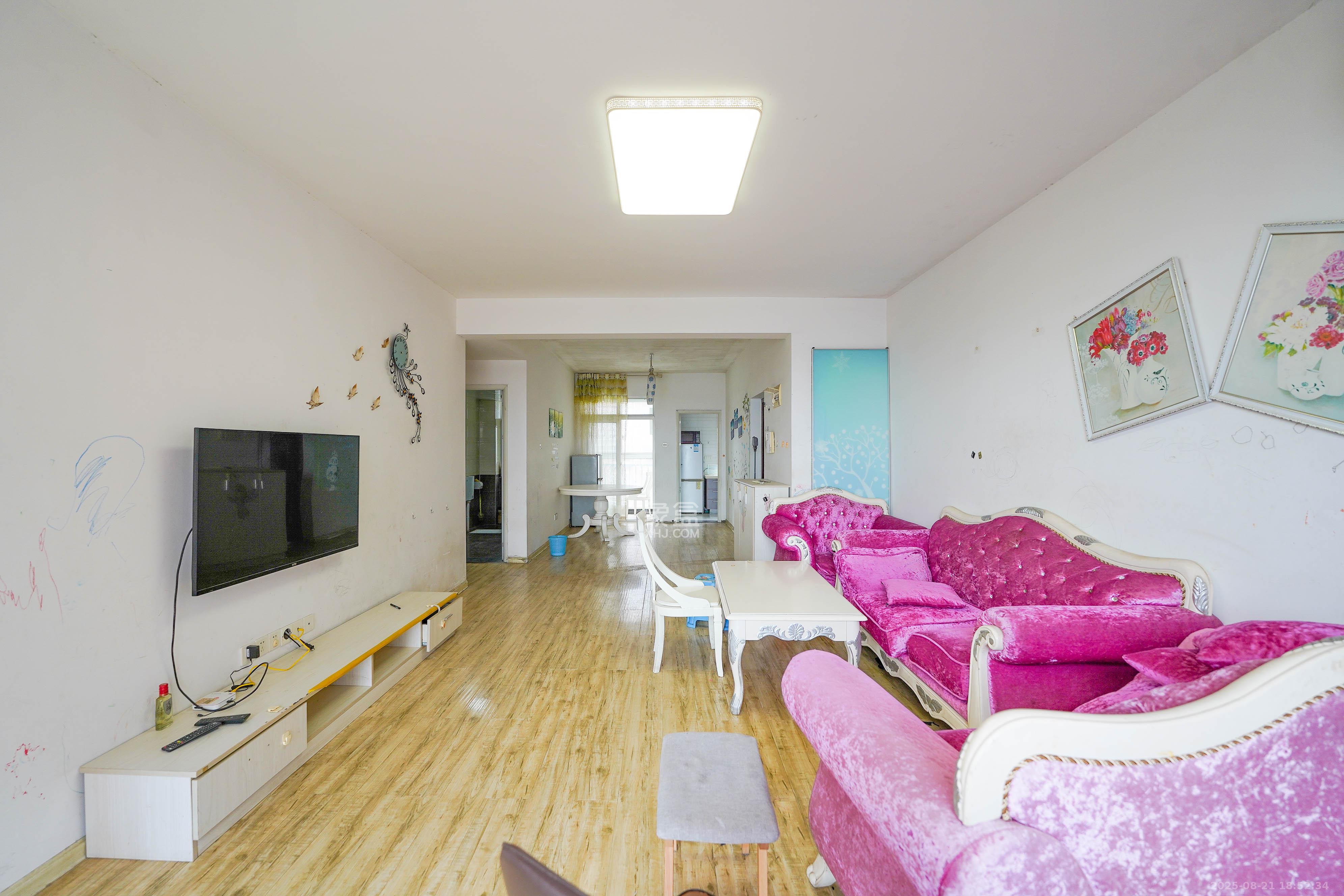 凯富漫城  3室2厅2卫    52.0万 凯富漫城  3室2厅2卫    52.0万客厅