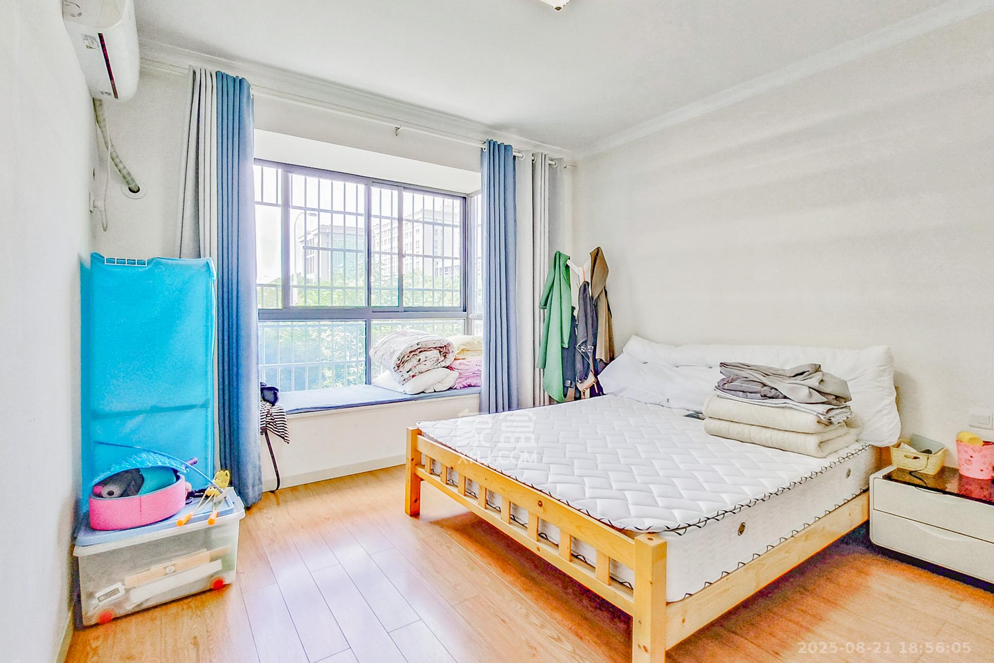 八方小区D区 4室2厅1卫 485.0万 八方小区D区 4室2厅1卫 485.0万卧室