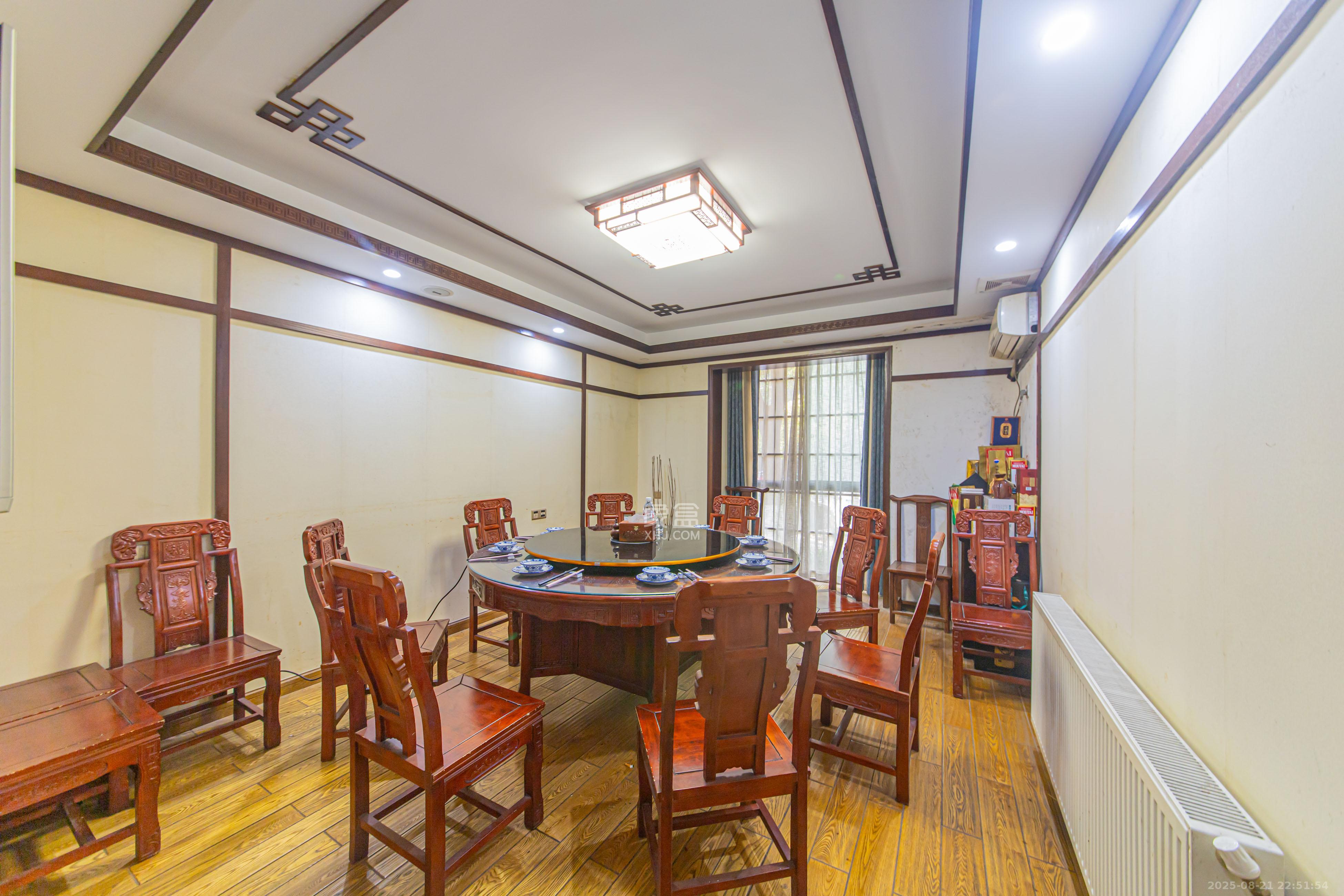 保利花园  4室2厅2卫    140.0万卧室