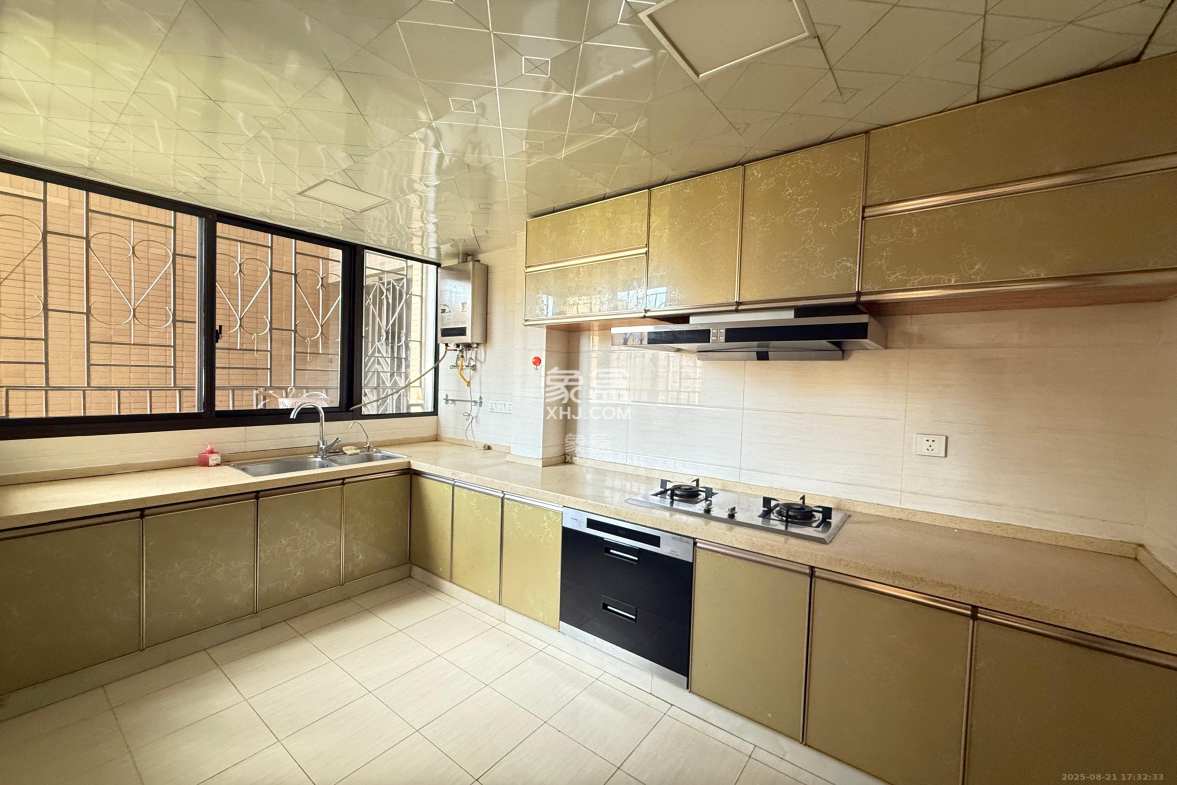 华润凤凰城三期  4室2厅2卫    3400.0元/月 华润凤凰城三期  4室2厅2卫    3400.0元/月室内图