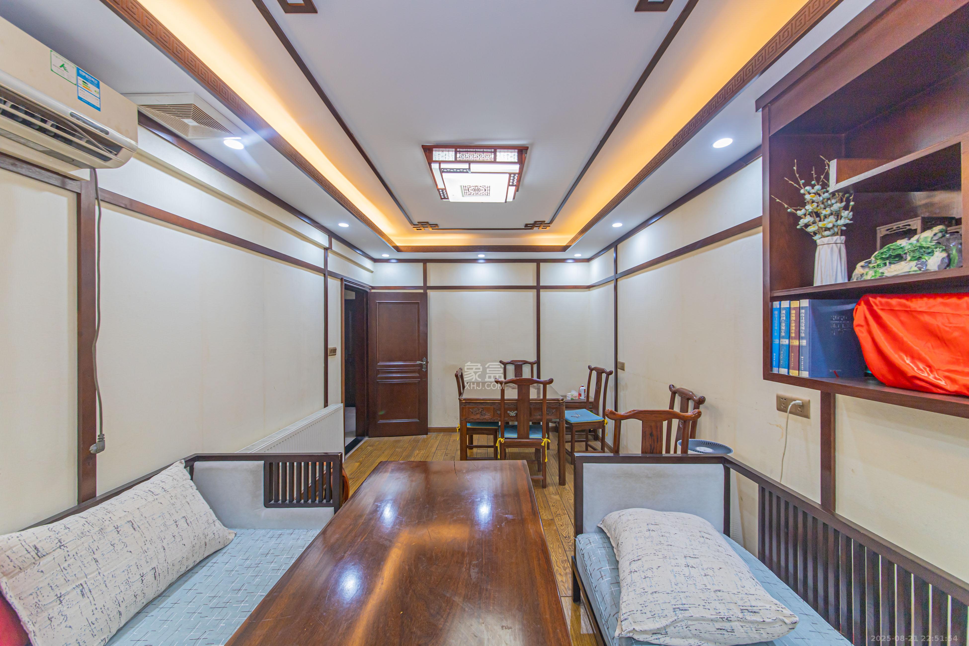 保利花园  4室2厅2卫    140.0万卧室