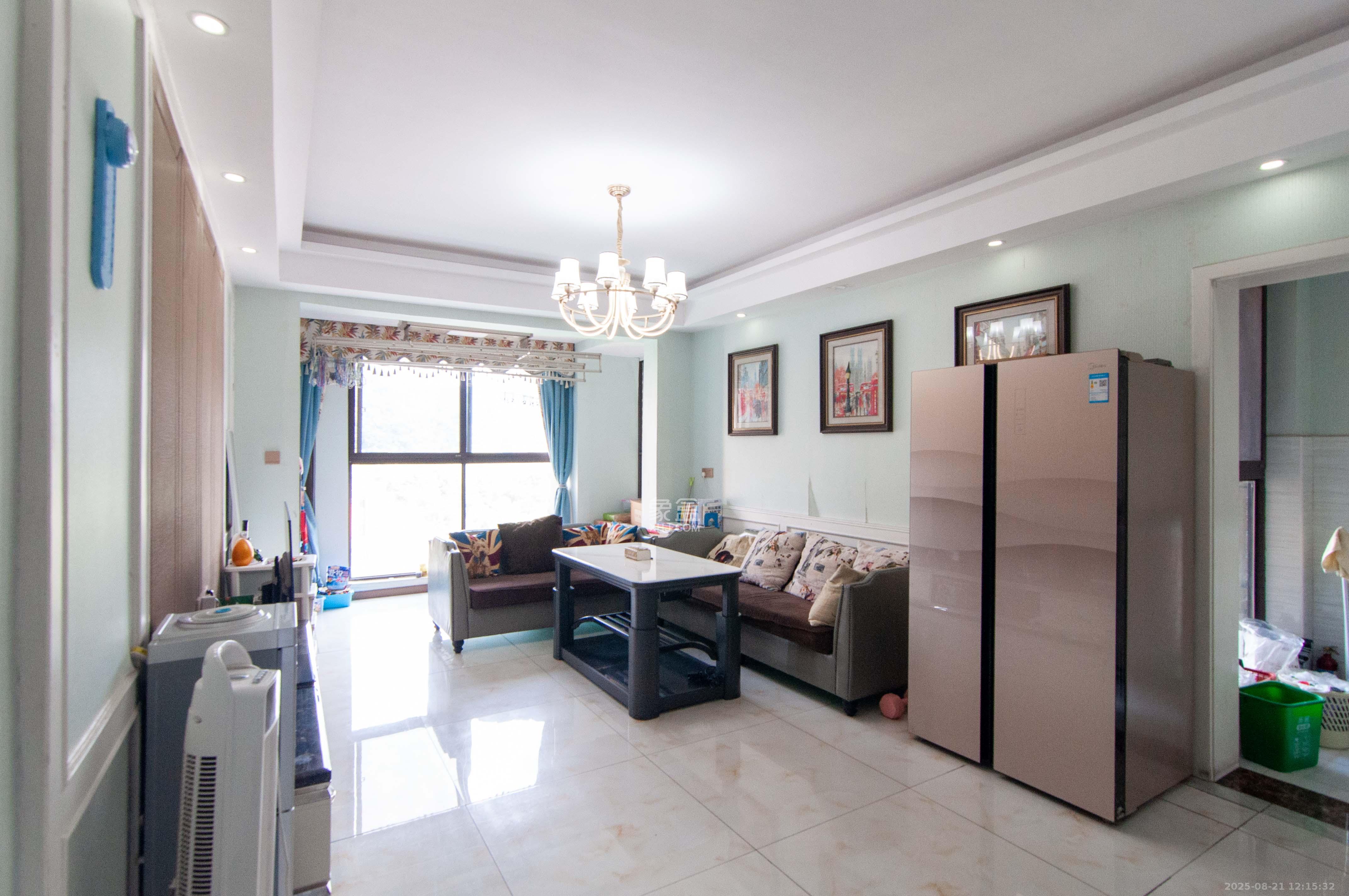 金茂梅溪湖 3室2厅2卫 140.0万 金茂梅溪湖 3室2厅2卫 140.0万客厅