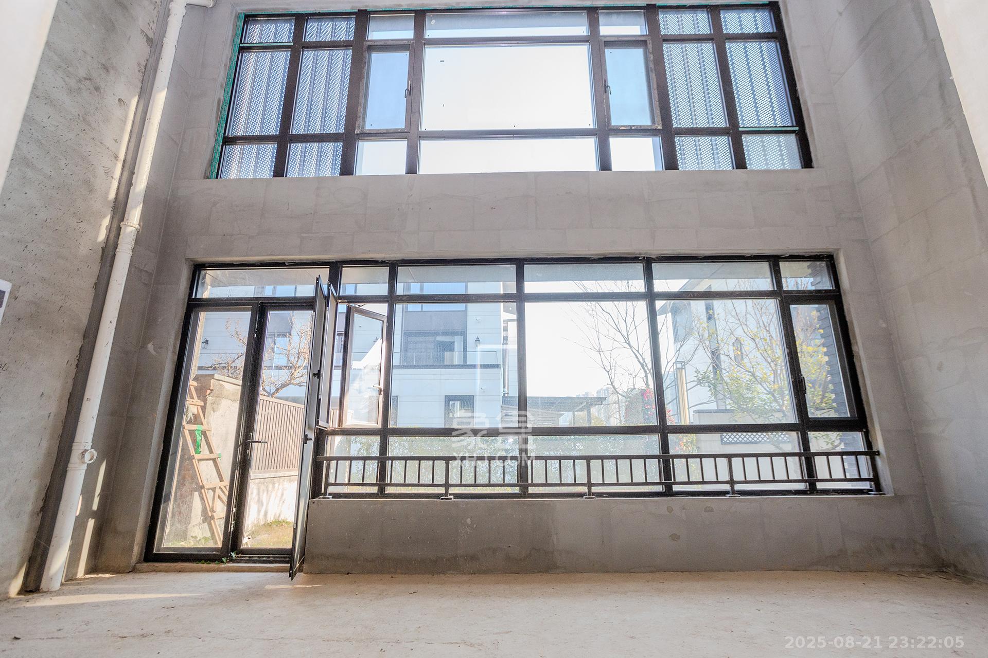 长房润和湘江玥 6室2厅4卫 700.0万 长房润和湘江玥 6室2厅4卫 700.0万客厅