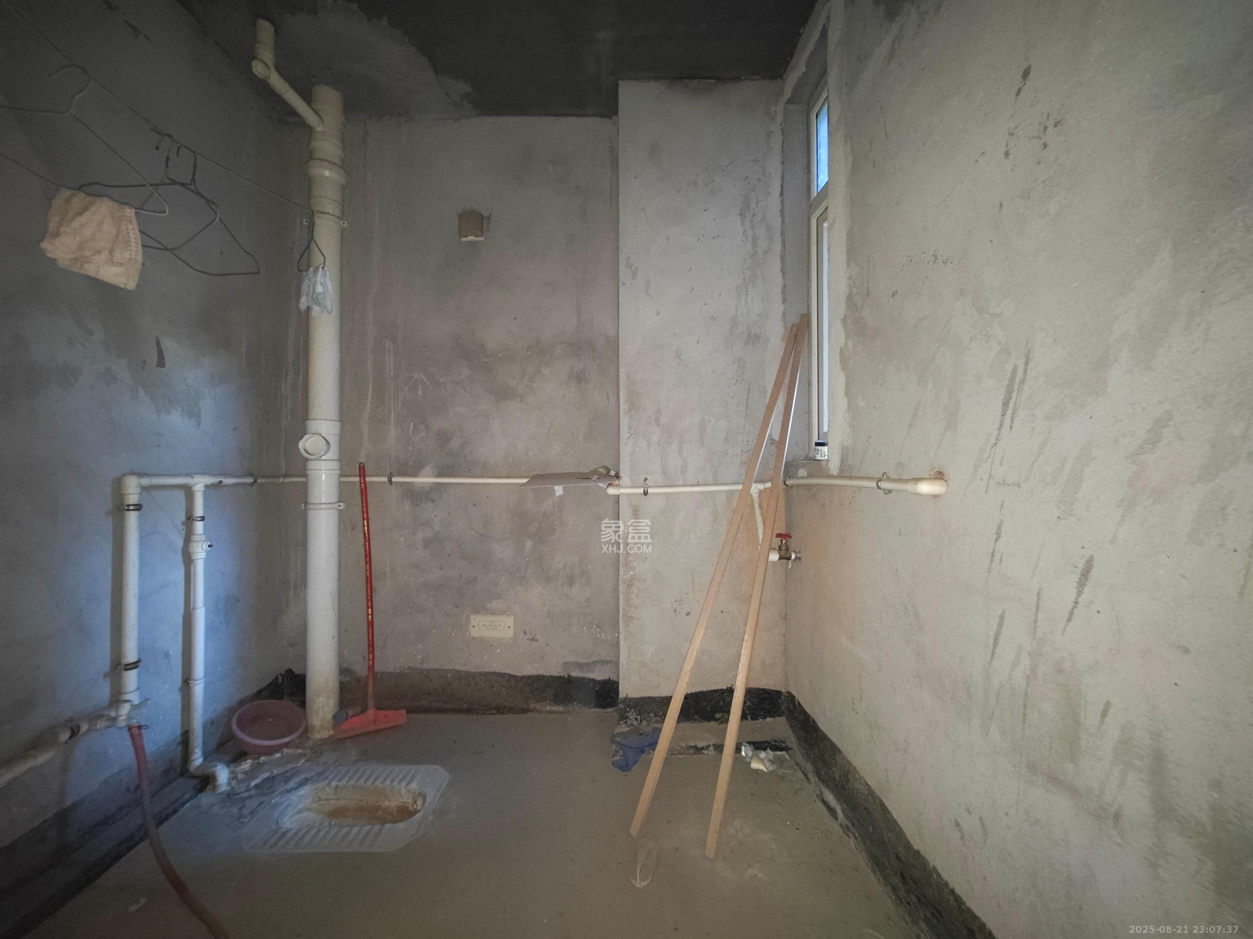 鄱阳小区  3室2厅2卫    98.0万卫生间