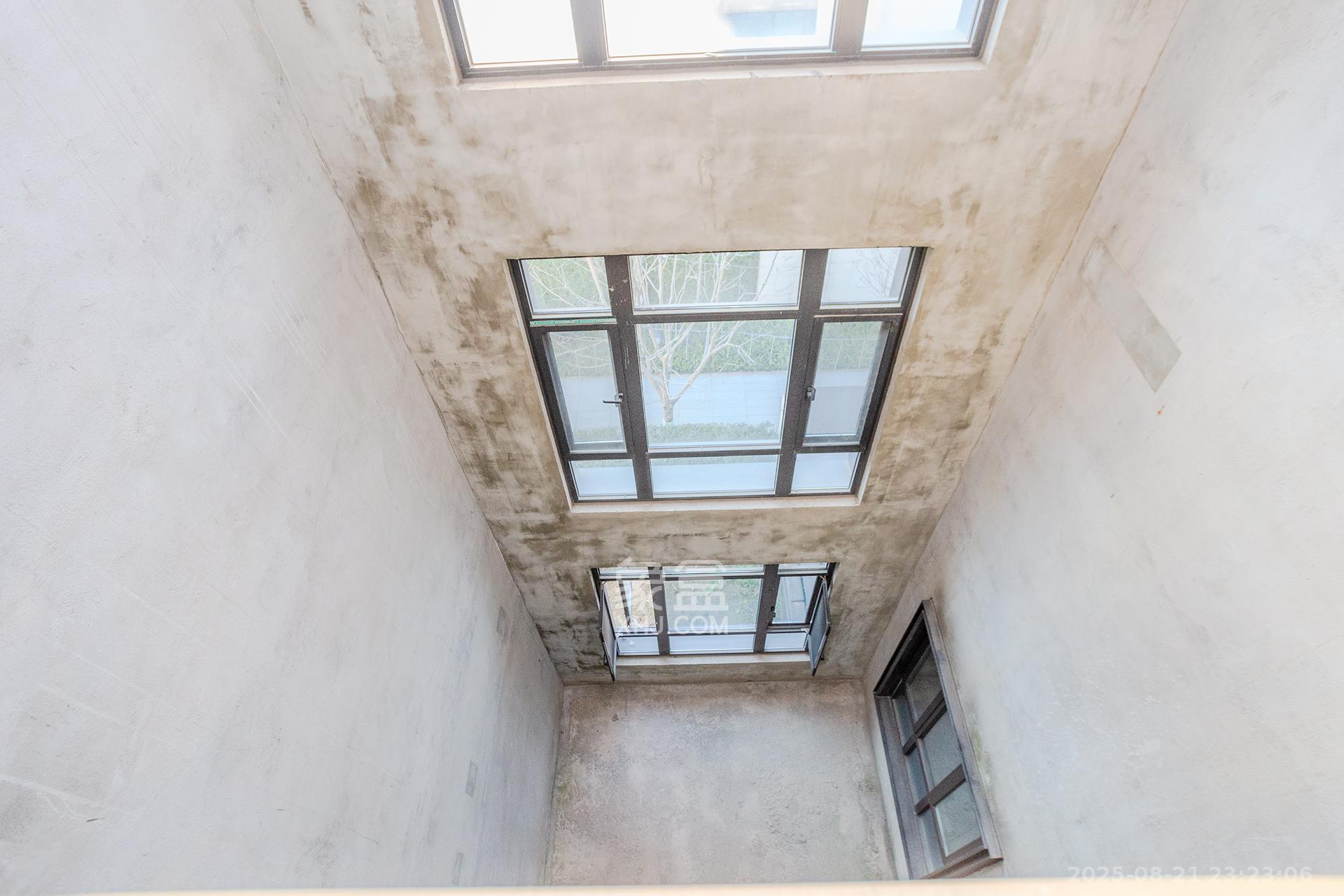 长房润和湘江玥 6室2厅4卫 700.0万 长房润和湘江玥 6室2厅4卫 700.0万客厅