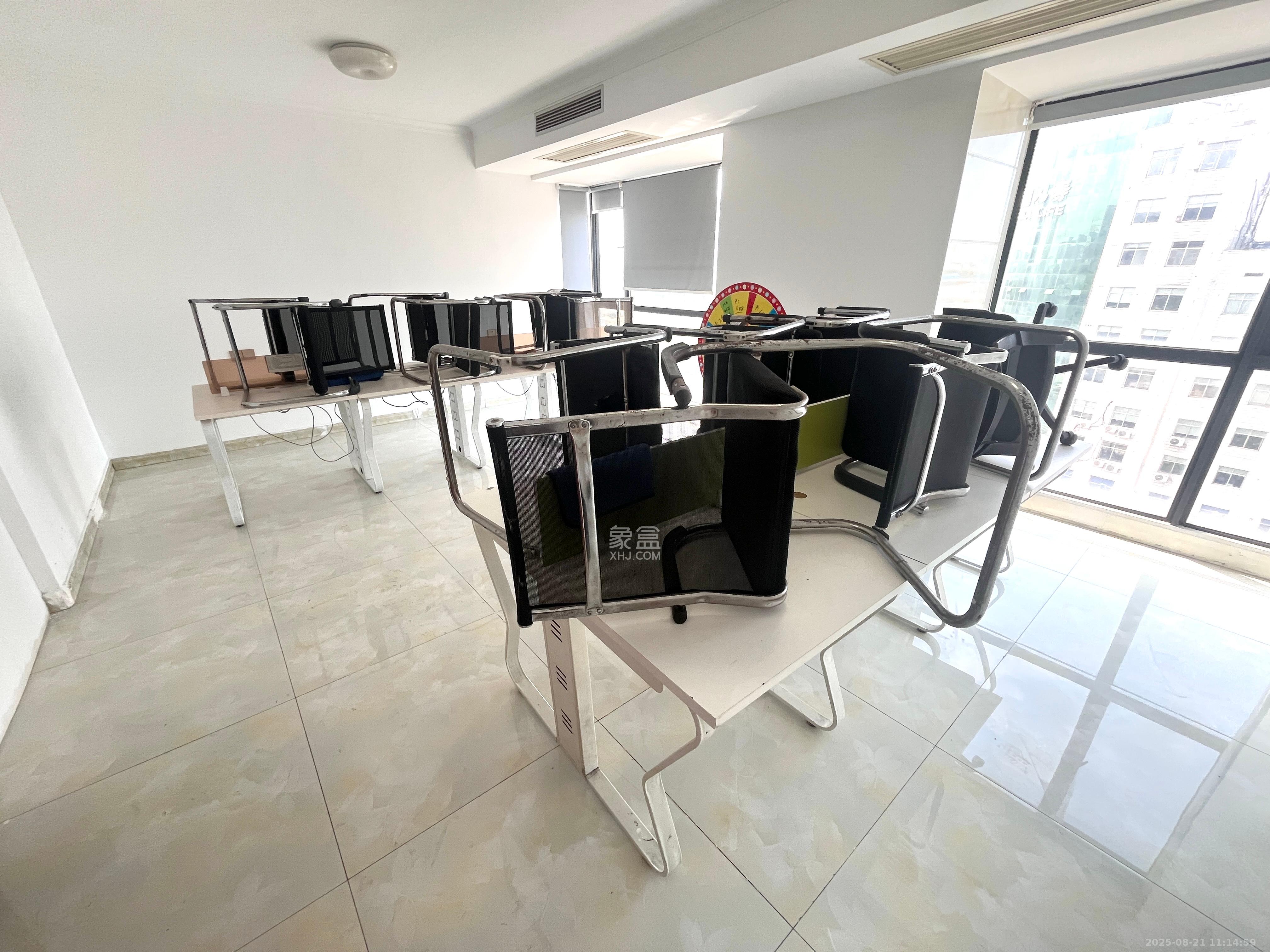 财富港湾(绿领大厦)  3室2厅2卫    3000.0元/月 财富港湾(绿领大厦)  3室2厅2卫    3000.0元/月室内图