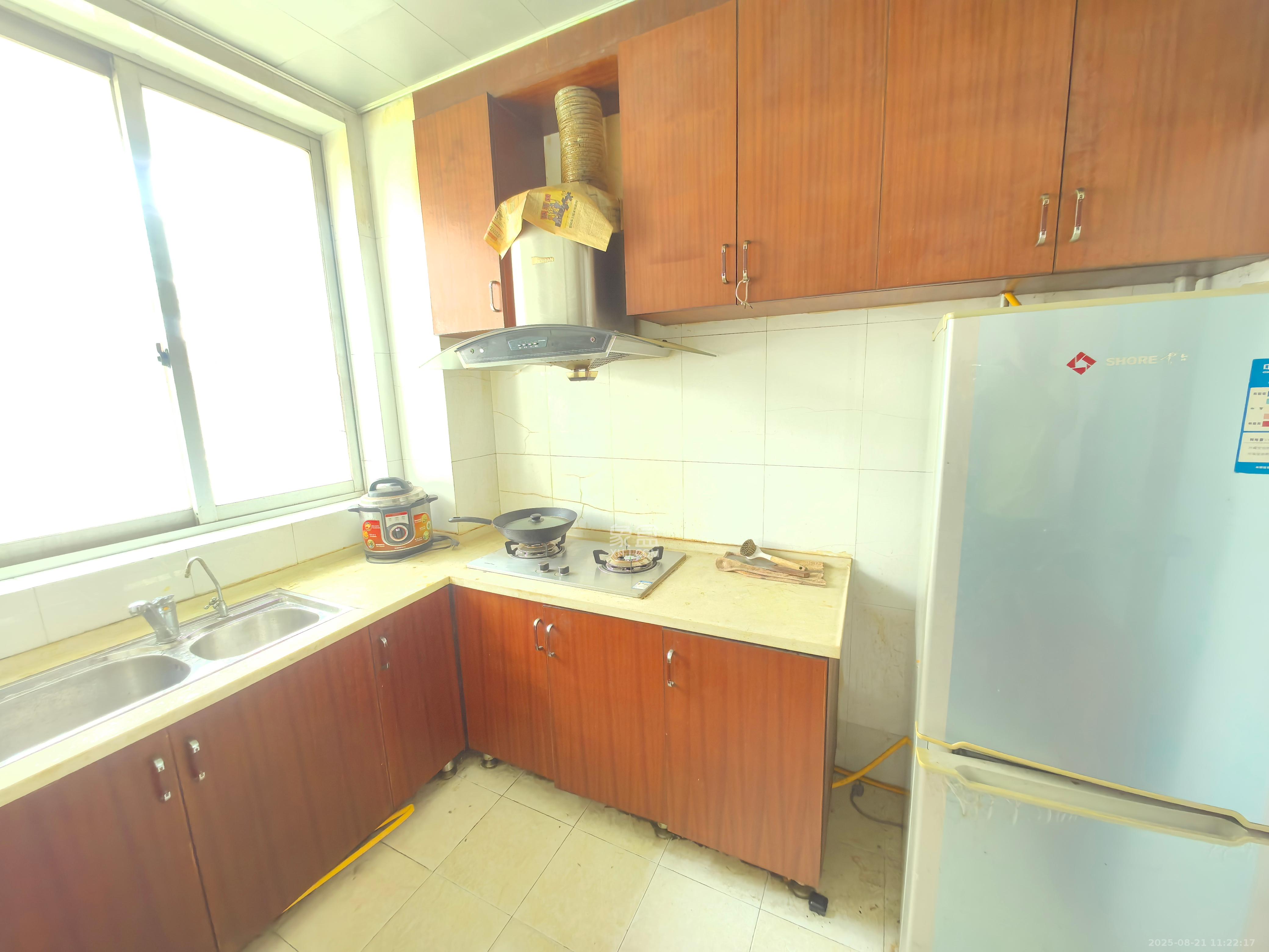 中南汽车世界  2室2厅1卫    1300.0元/月室内图