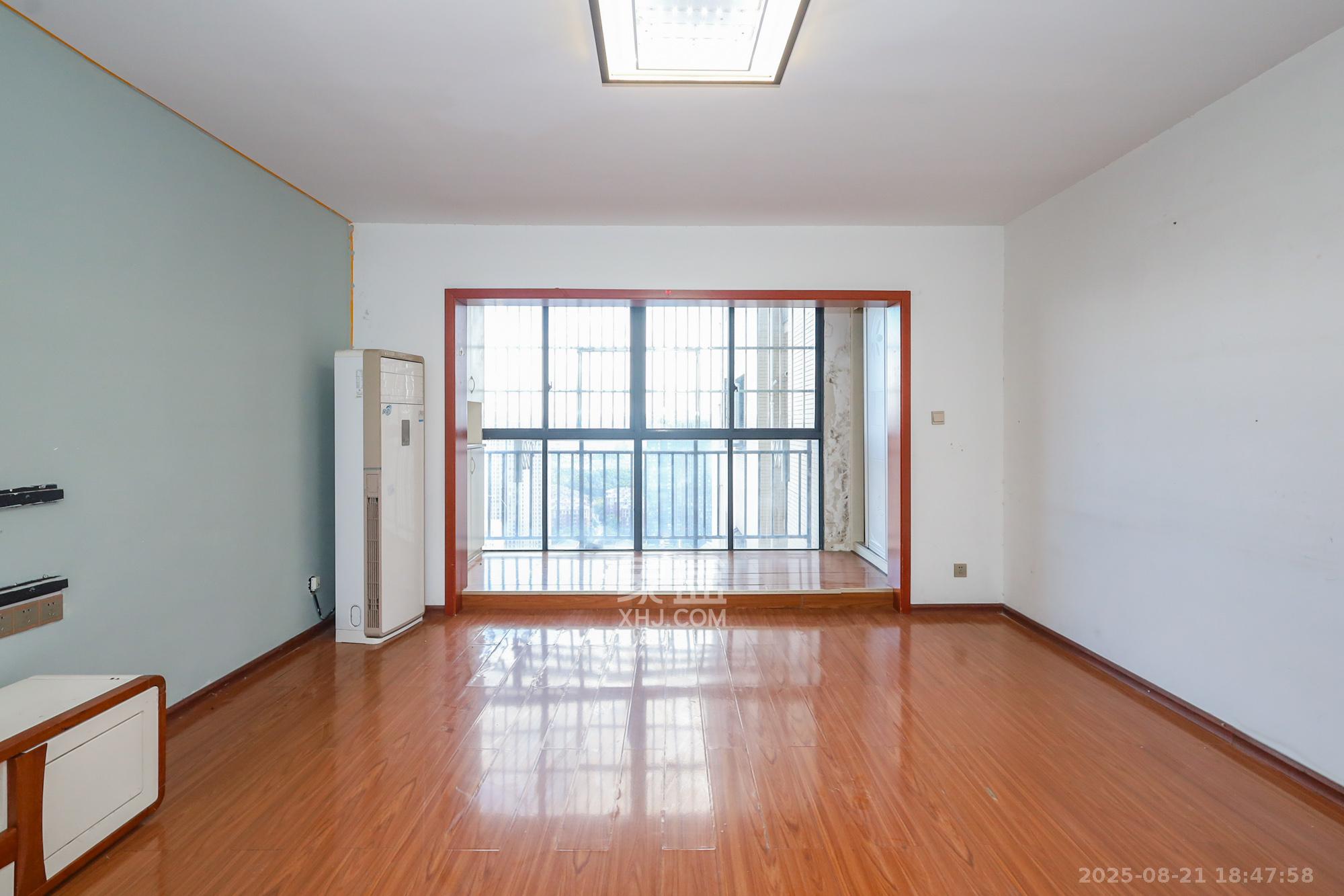 钰龙天下一期  4室2厅2卫    300.0万 钰龙天下一期  4室2厅2卫    300.0万客厅