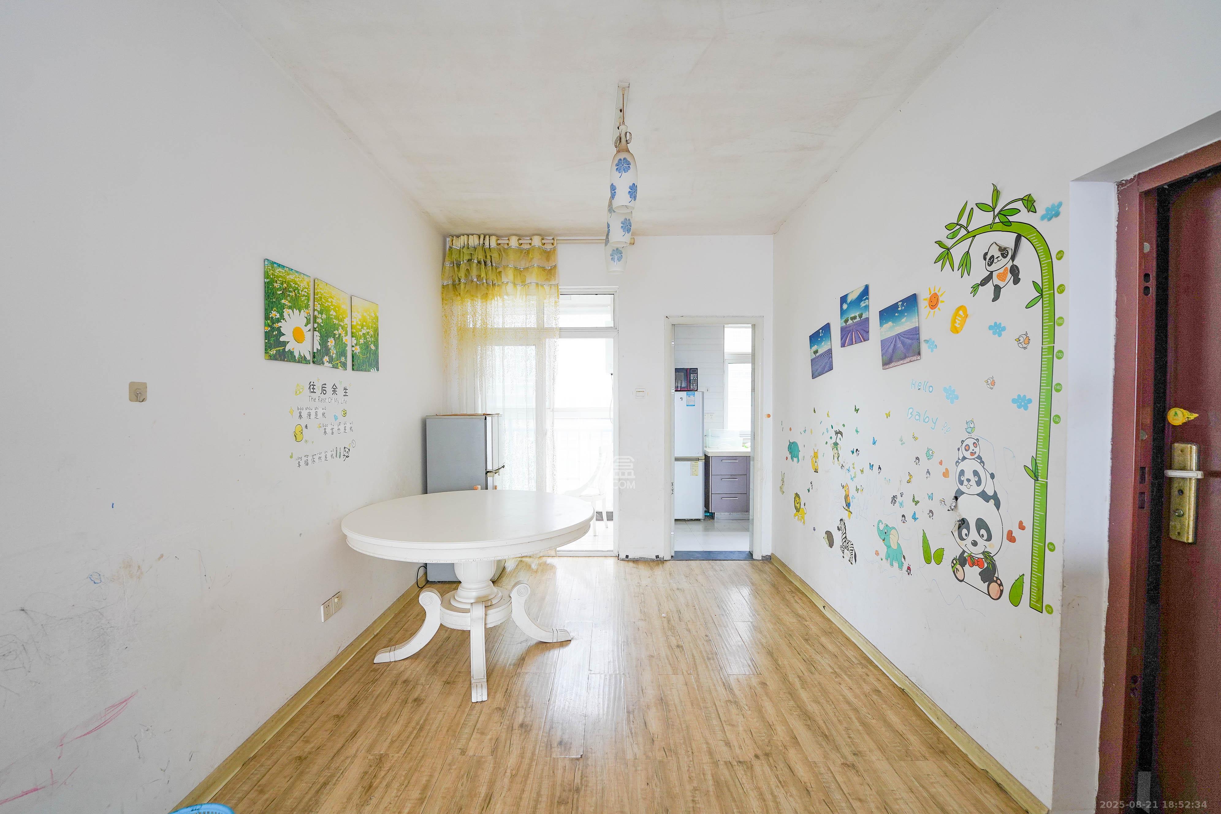 凯富漫城  3室2厅2卫    52.0万 凯富漫城  3室2厅2卫    52.0万客厅