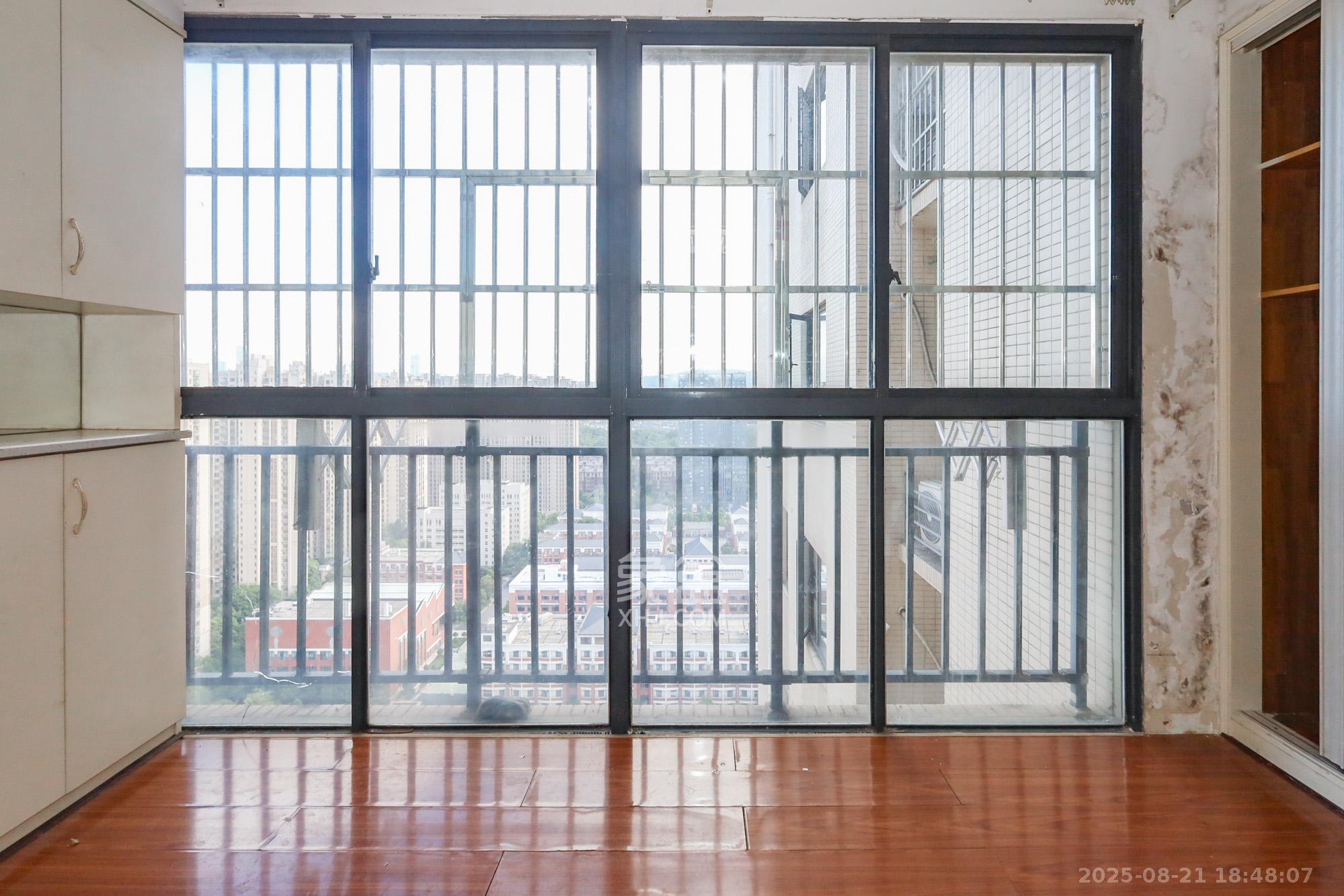 钰龙天下一期  4室2厅2卫    300.0万 钰龙天下一期  4室2厅2卫    300.0万阳台