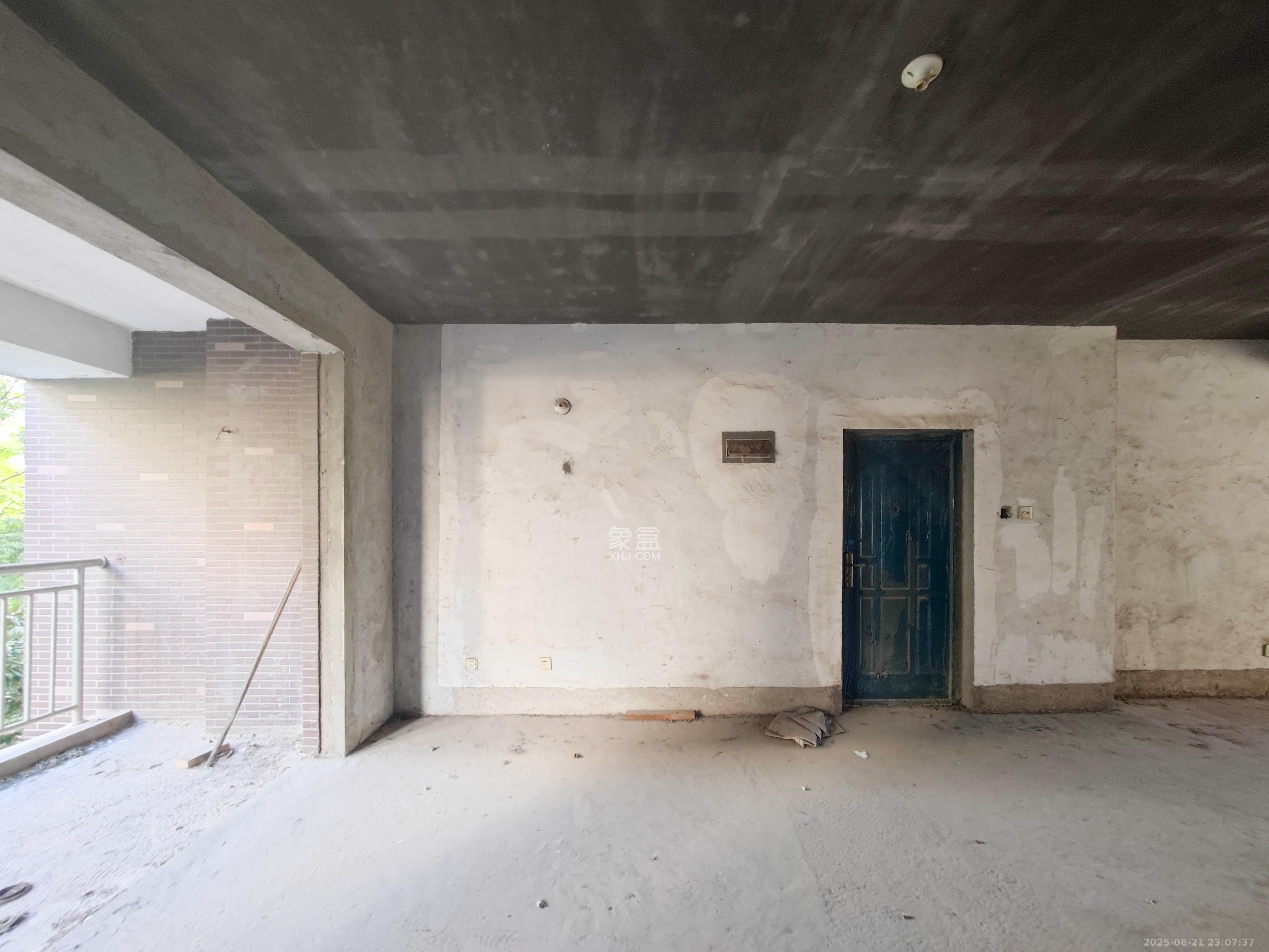 鄱阳小区  3室2厅2卫    98.0万客厅