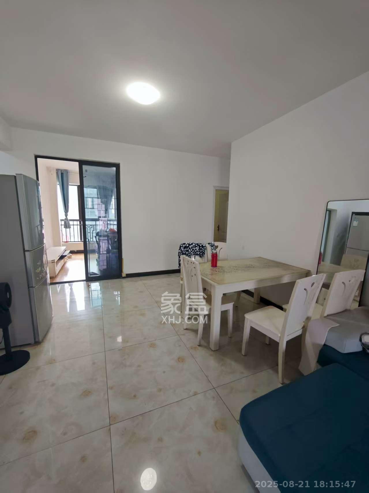 绿地海外滩一期  3室2厅1卫    1900.0元/月 绿地海外滩一期  3室2厅1卫    1900.0元/月室内图