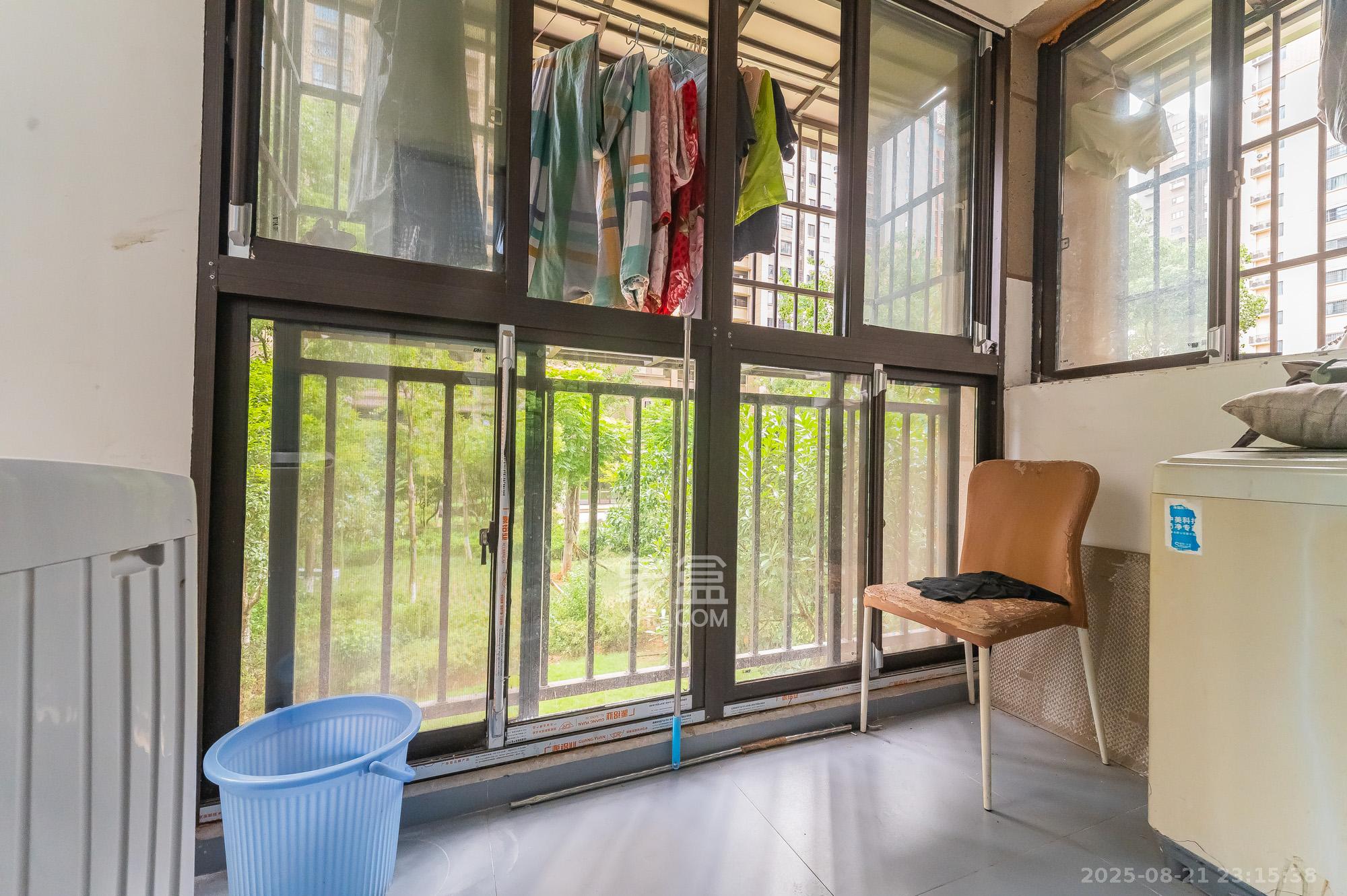 华润置地广场二期  3室2厅2卫    71.8万 华润置地广场二期  3室2厅2卫    71.8万阳台