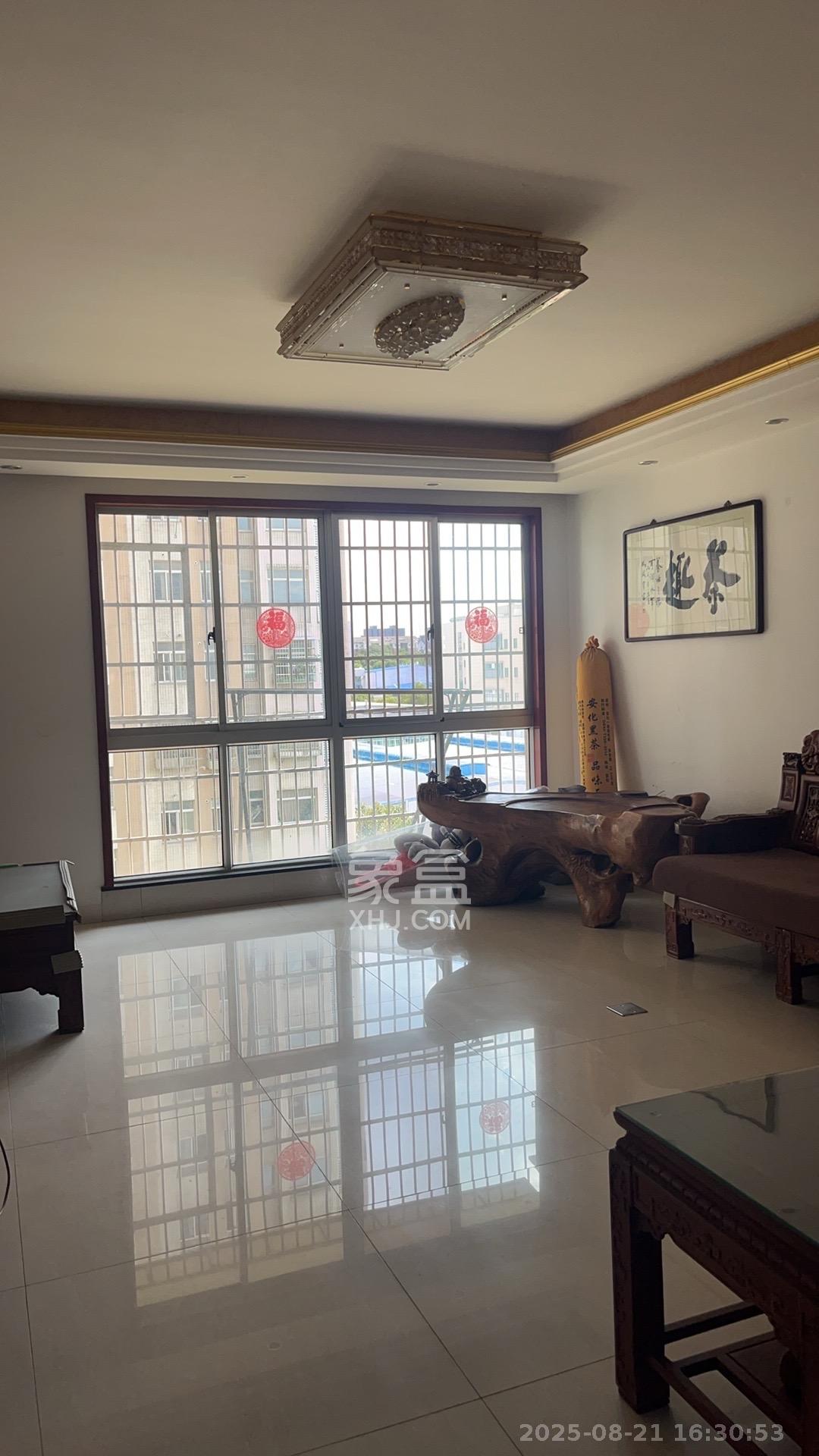 八一小区  3室2厅2卫    2100.0元/月 八一小区  3室2厅2卫    2100.0元/月室内图1