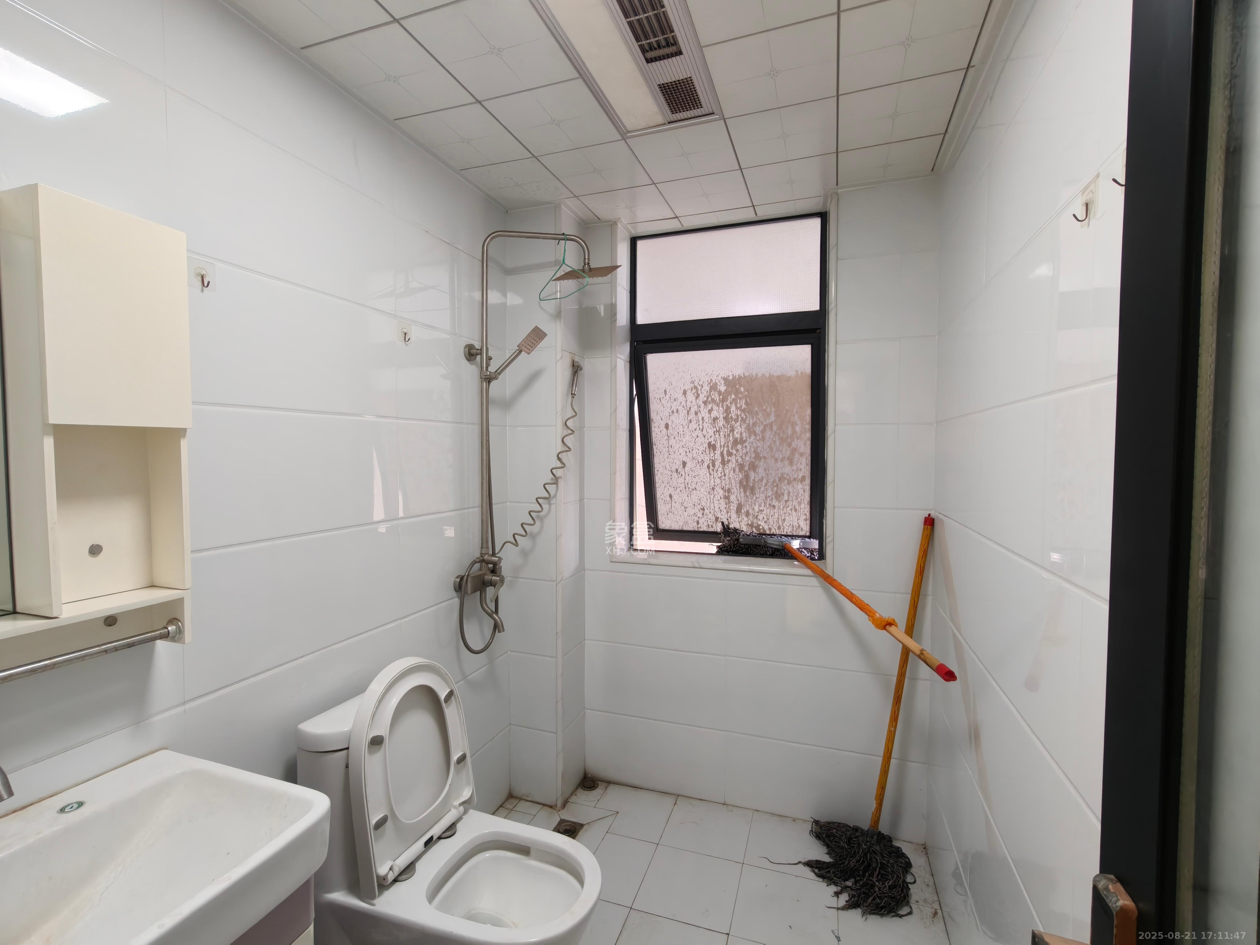 财富港湾(绿领大厦)  3室2厅2卫    3200.0元/月 财富港湾(绿领大厦)  3室2厅2卫    3200.0元/月室内图