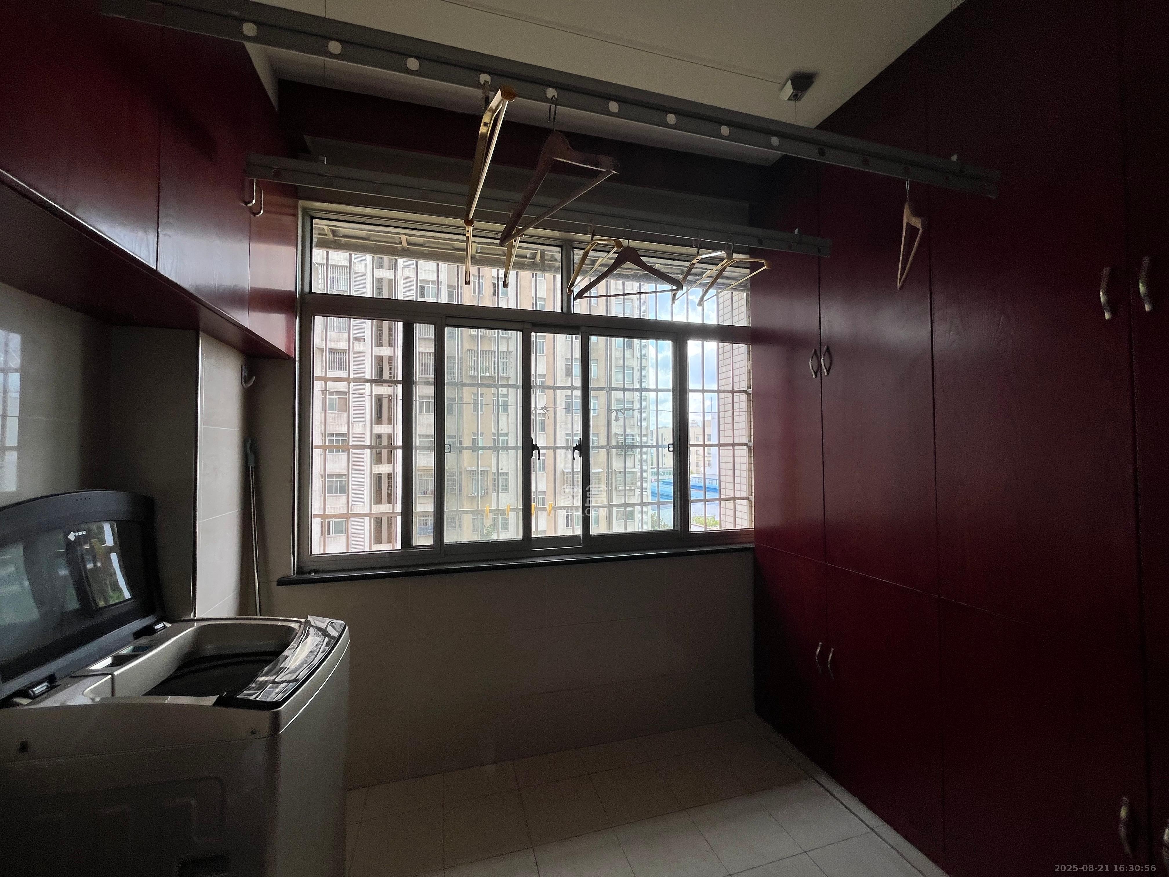 八一小区  3室2厅2卫    2100.0元/月 八一小区  3室2厅2卫    2100.0元/月室内图