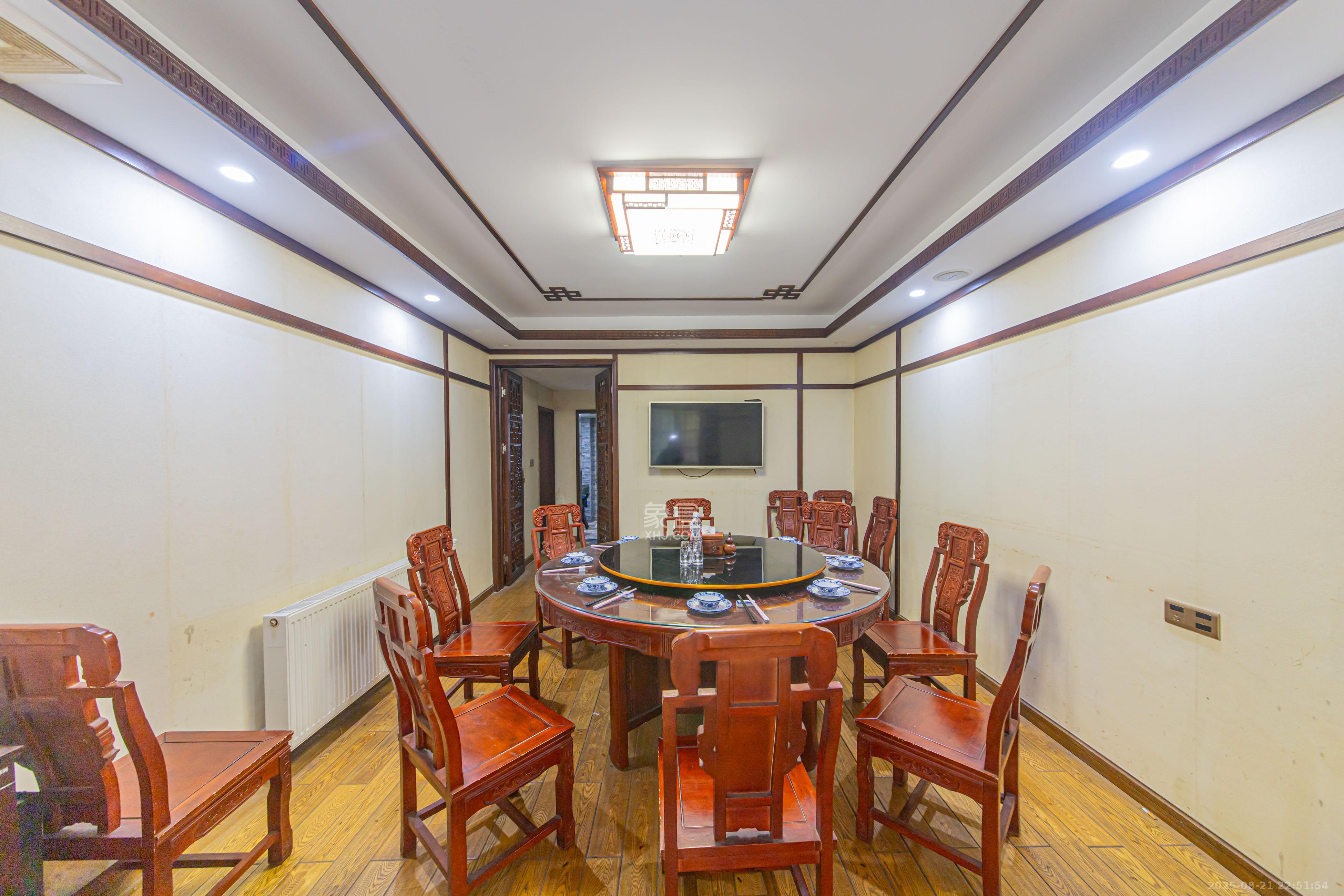 保利花园  4室2厅2卫    140.0万卧室